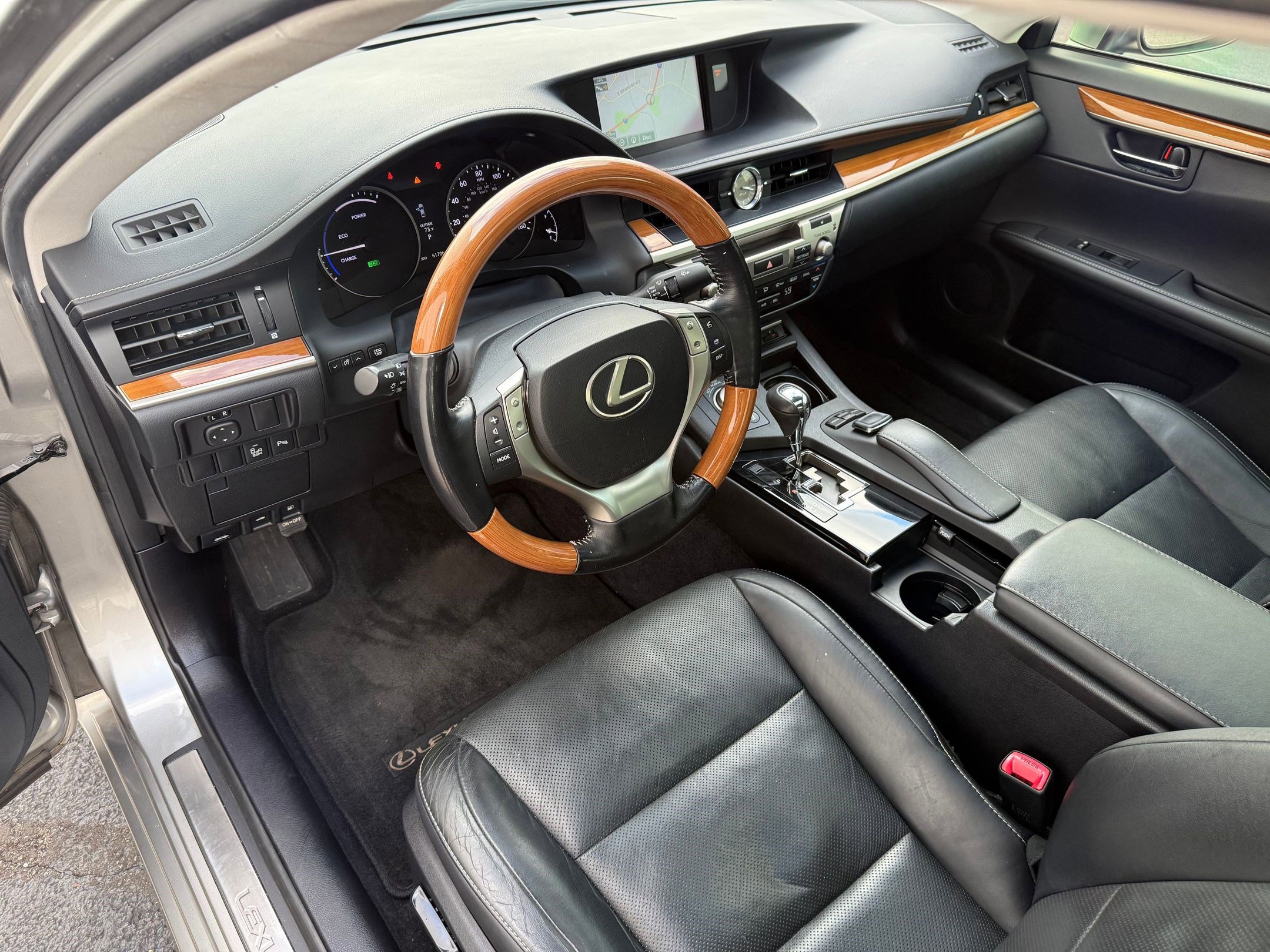 2015 Lexus ES 300h photo 4