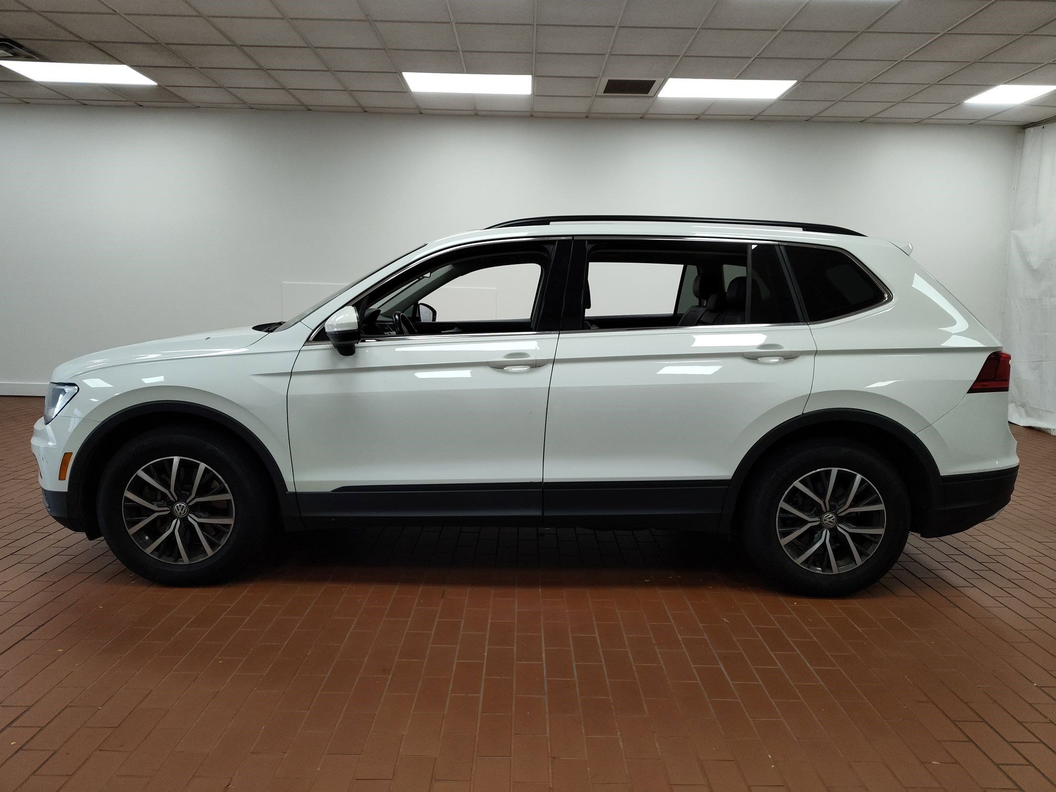 2019 Volkswagen Tiguan SE photo 2
