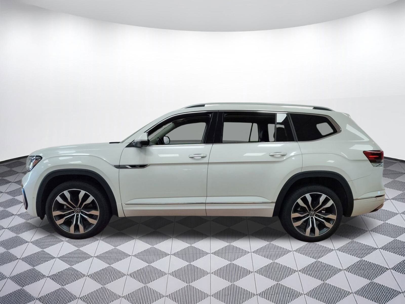 2023 Volkswagen Atlas V6 SEL Premium R-Line photo 2
