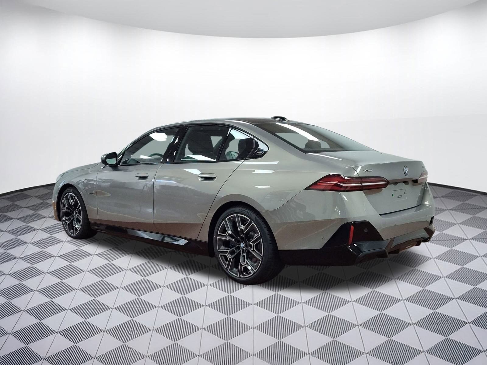 2026 Bmw 550e xDrive photo 3