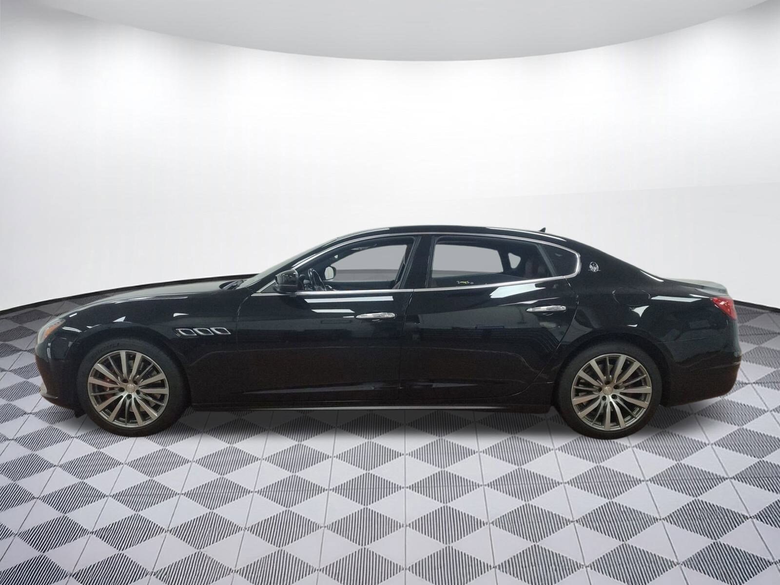 2017 Maserati Quattroporte S photo 2