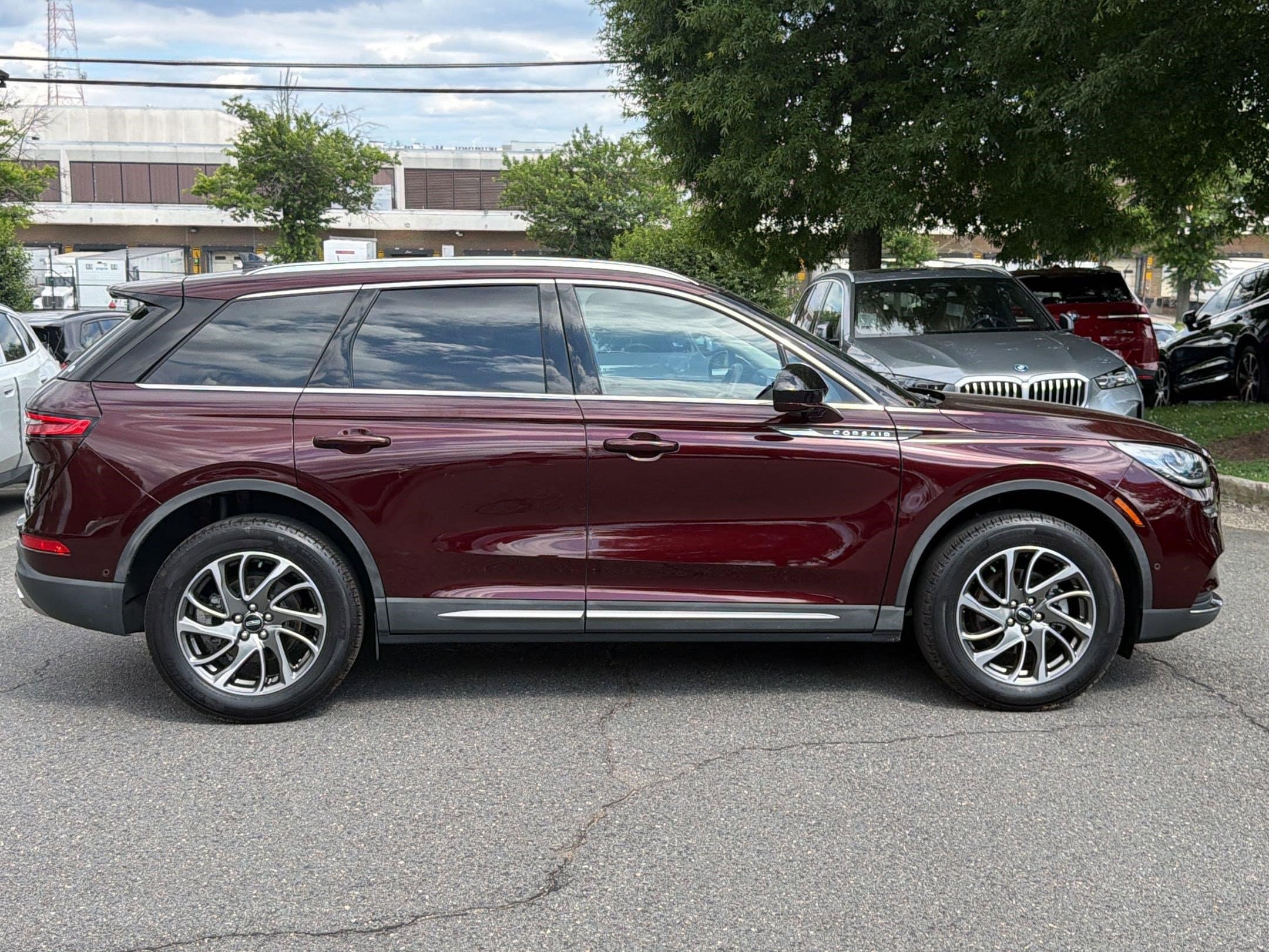 Corsair Standard SUV