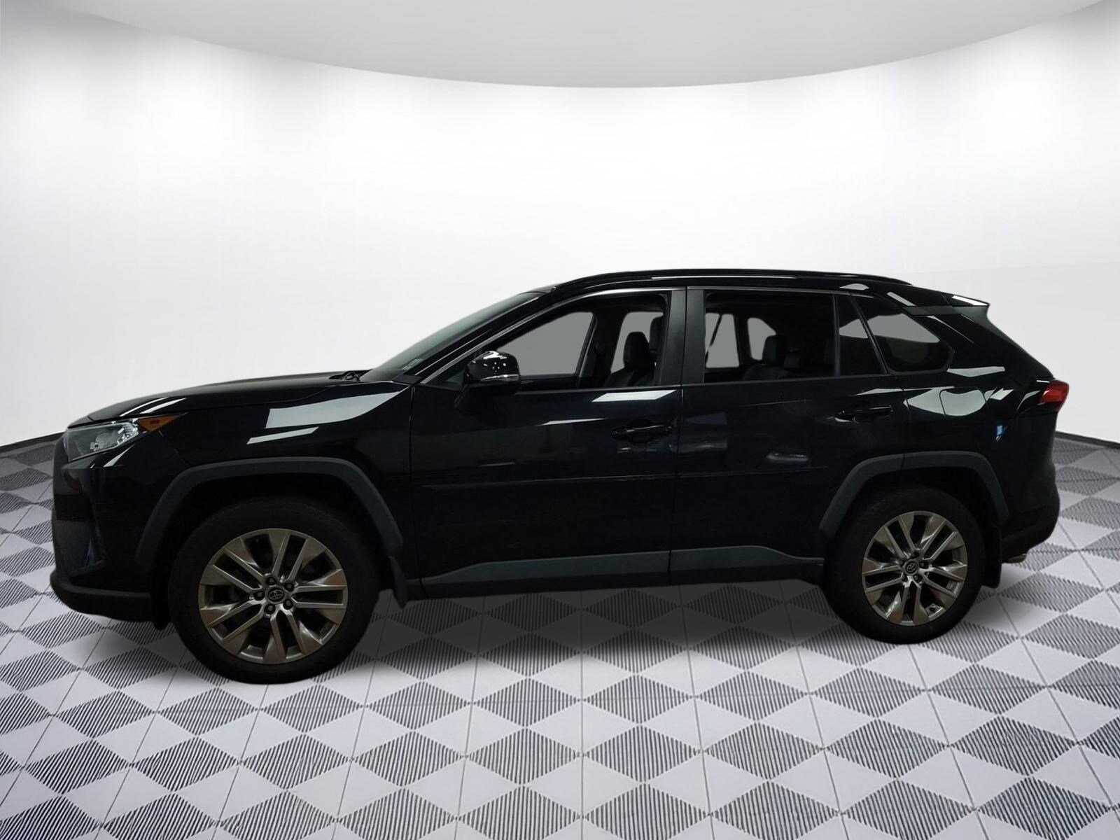 2021 Toyota RAV4 XLE Premium photo 2