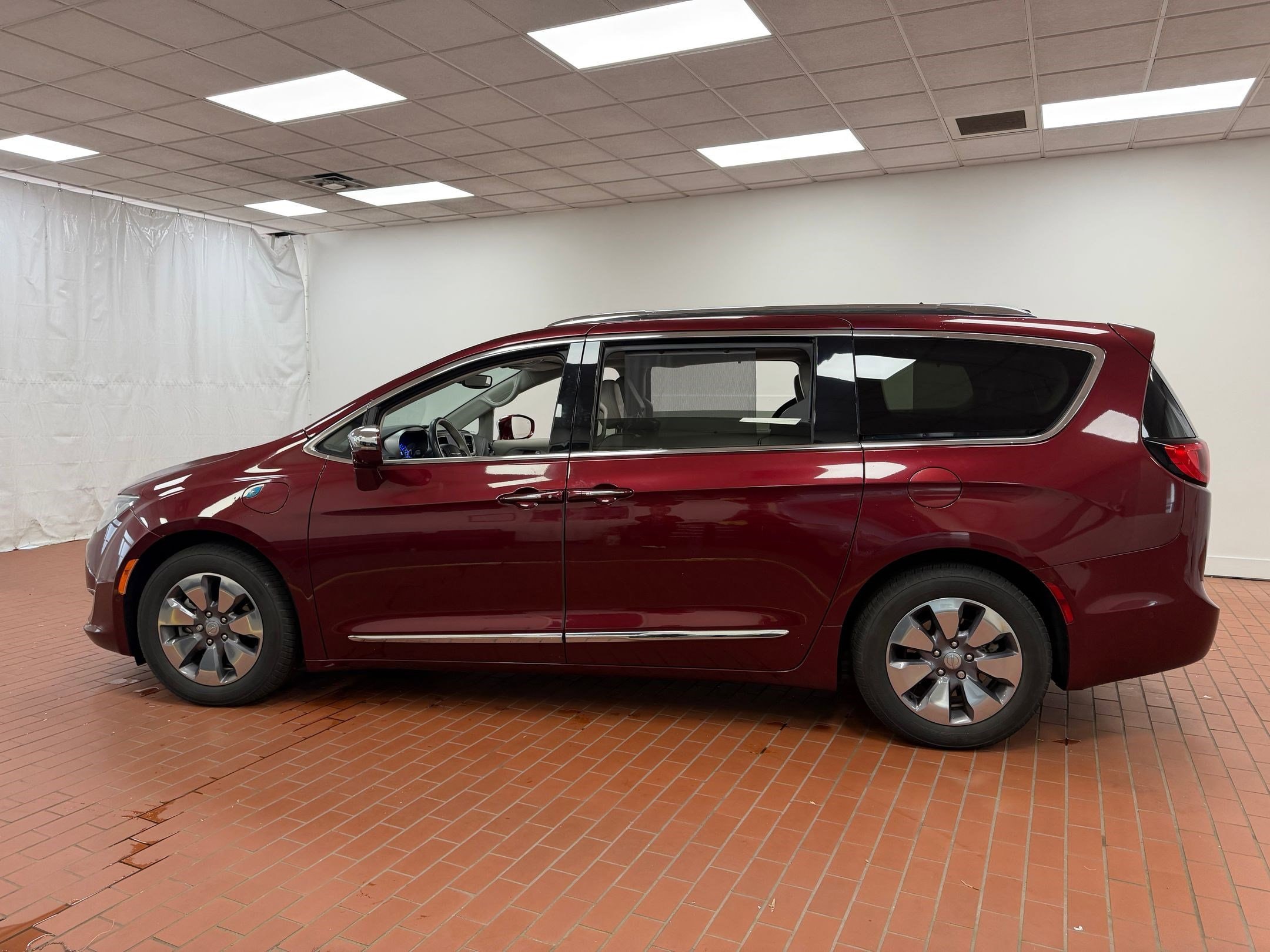 Used 2018 Chrysler Pacifica Hybrid Limited with VIN 2C4RC1N70JR258472 for sale in Fairfax, VA