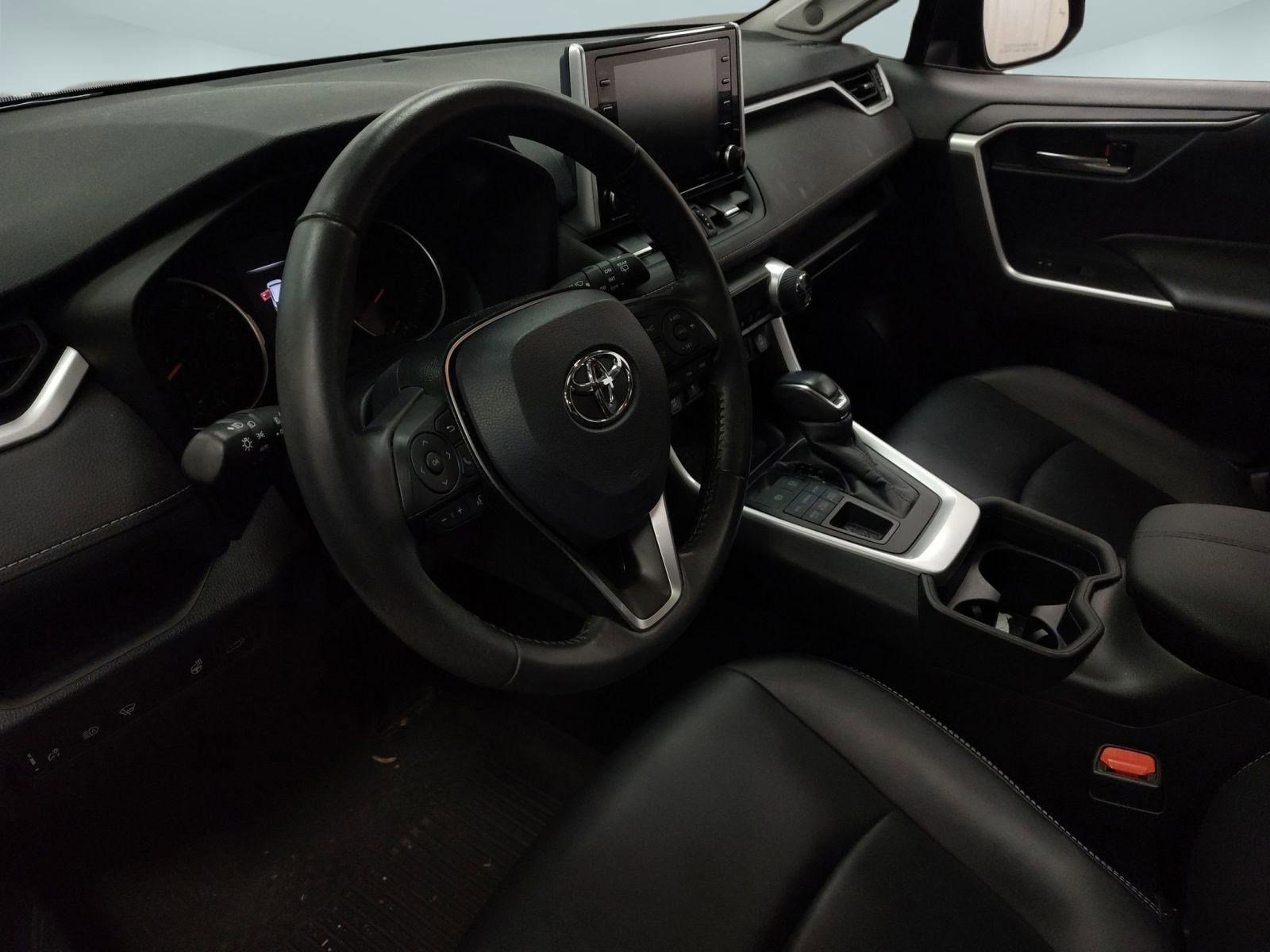2021 Toyota RAV4 XLE Premium photo 4