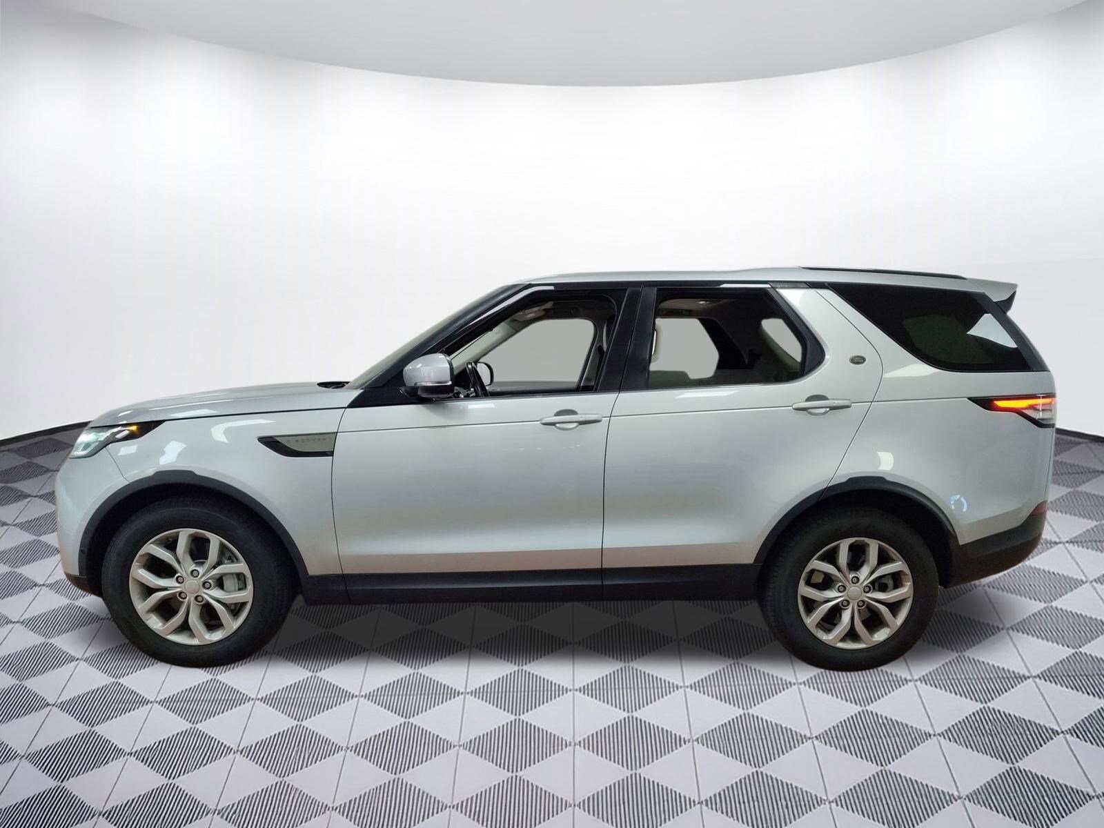 2019 Land Rover Discovery SE photo 2