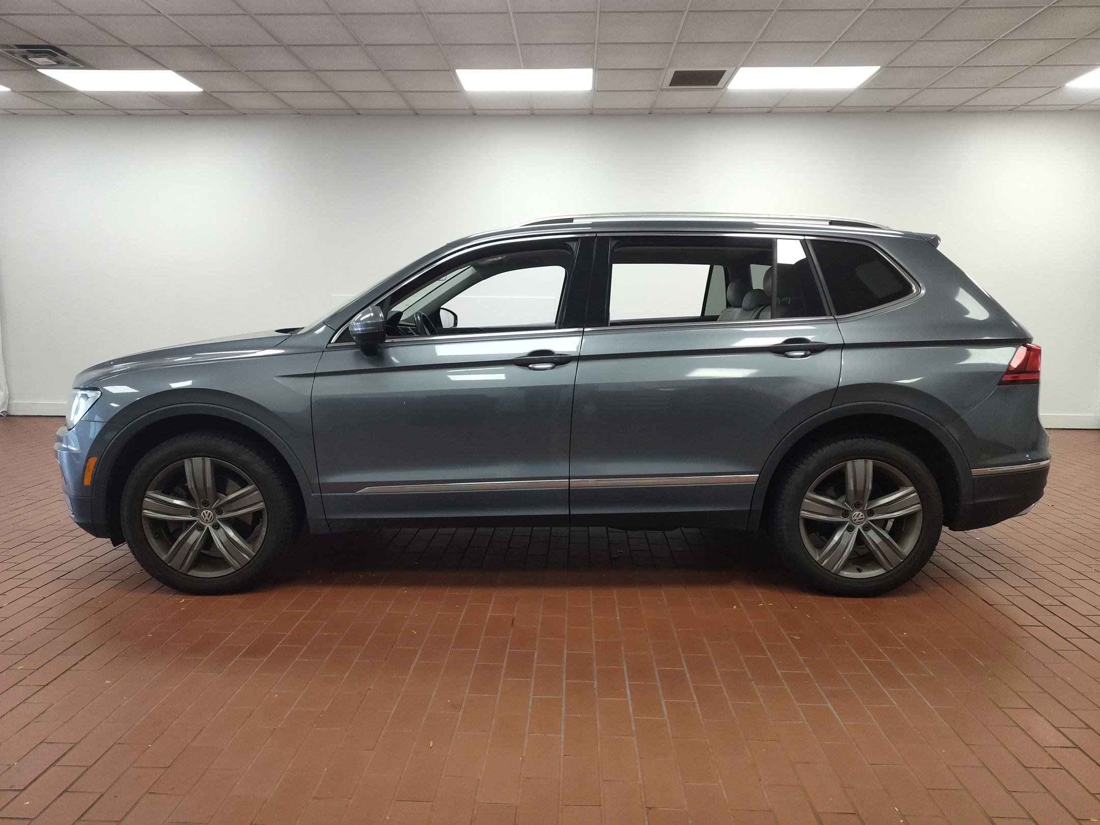 2020 Volkswagen Tiguan SEL photo 2