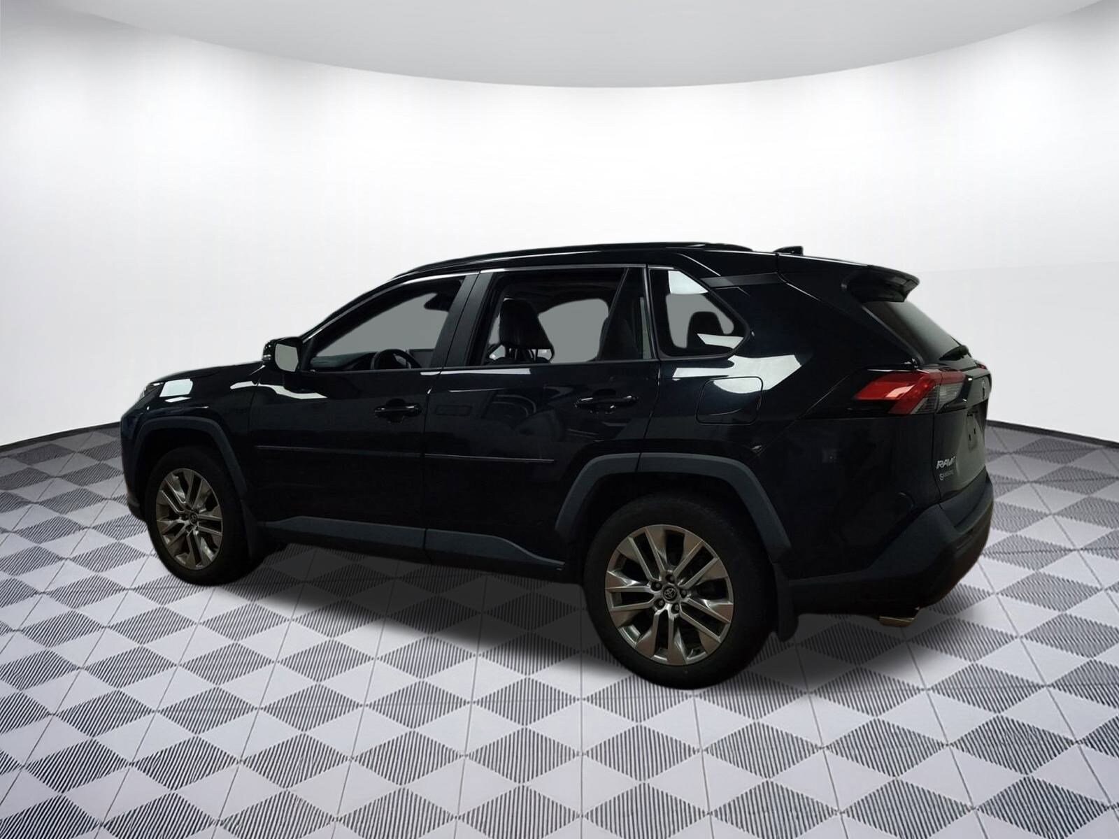 2021 Toyota RAV4 XLE Premium photo 3