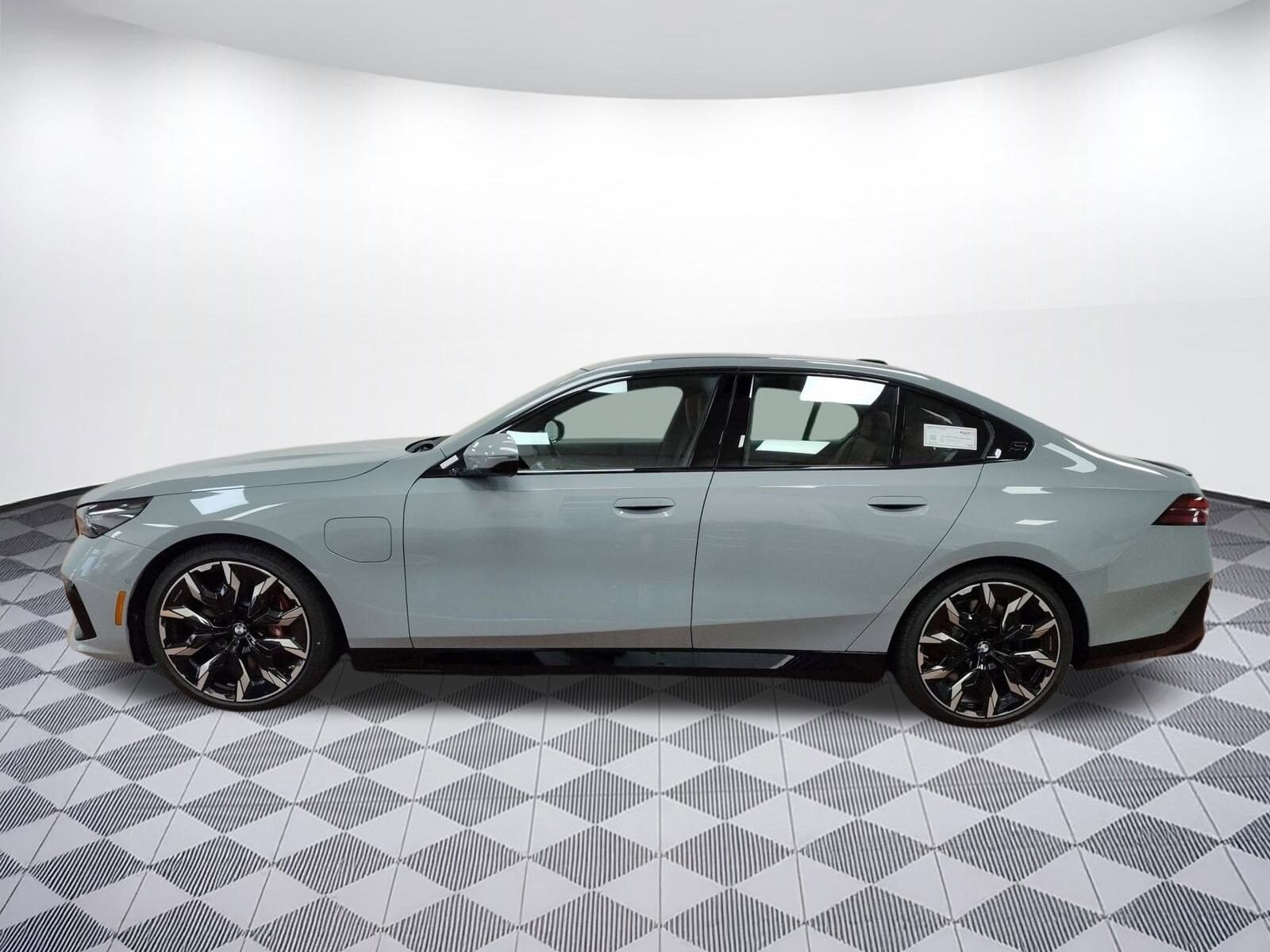 2026 Bmw 550e xDrive photo 2