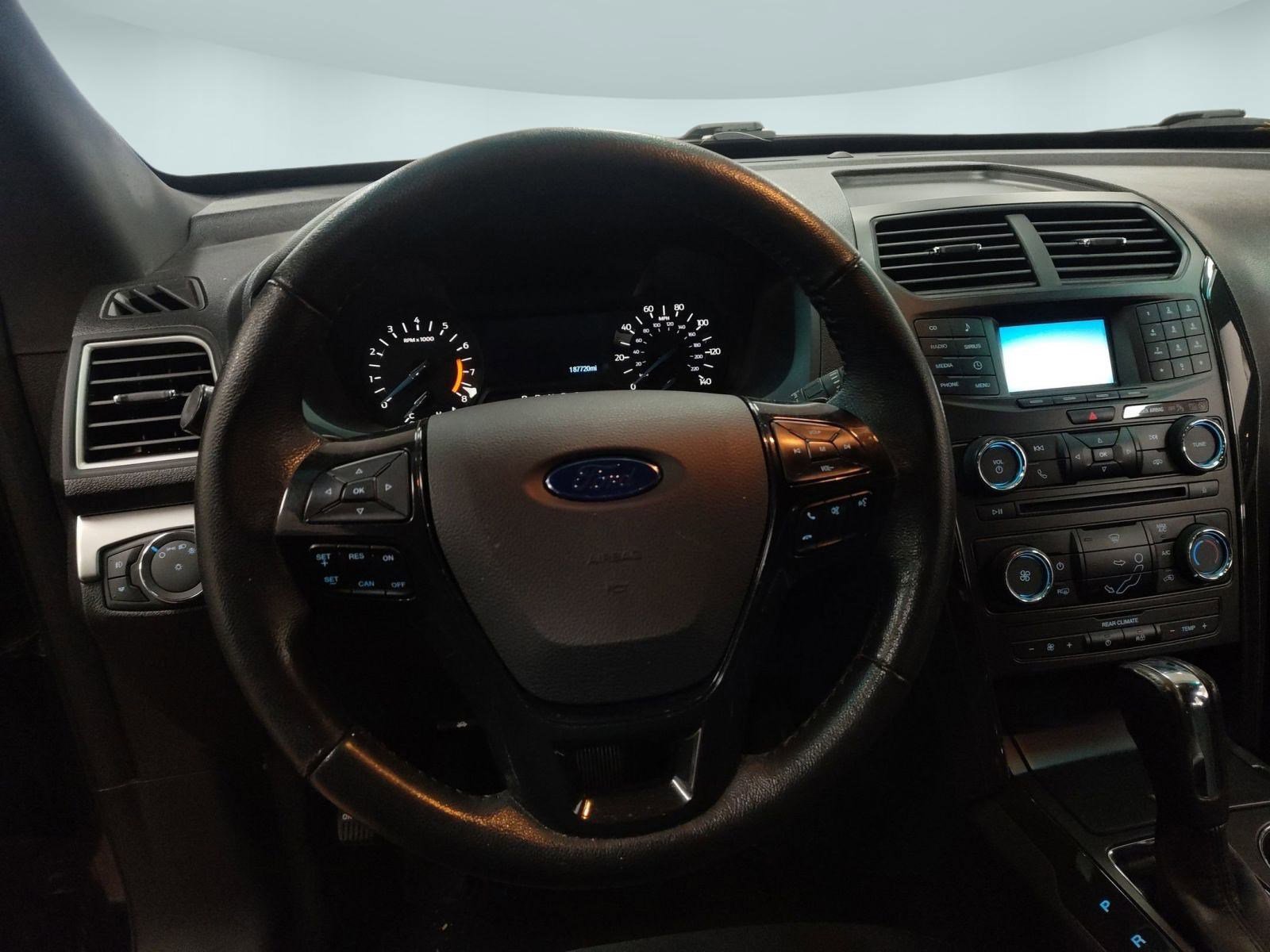 2017 Ford Explorer XLT photo 4