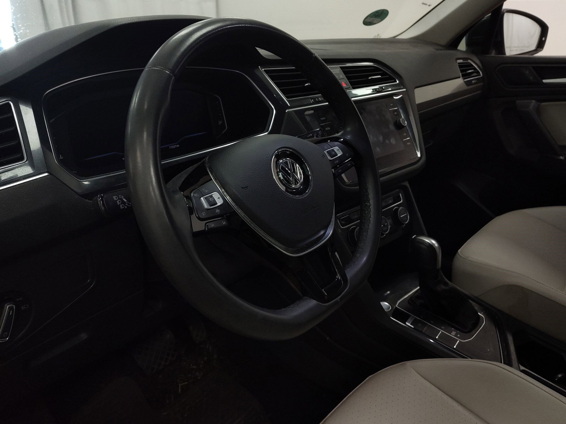 2020 Volkswagen Tiguan SEL photo 4