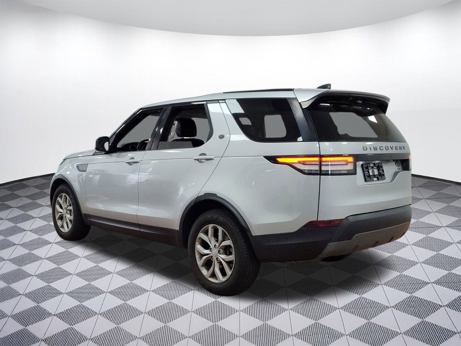 2019 Land Rover Discovery SE photo 3