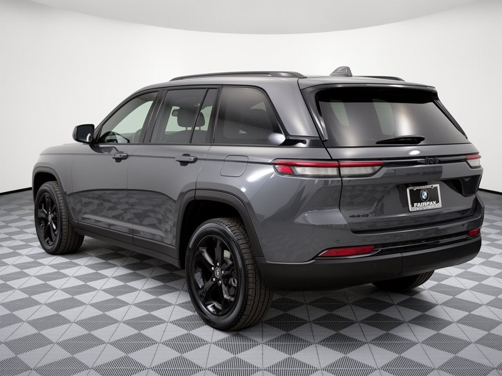 Used 2022 Jeep Grand Cherokee Laredo SUV