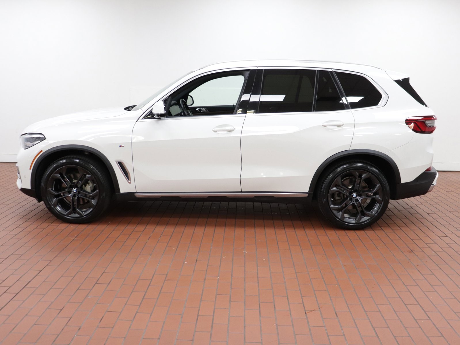 Used 2019 BMW X5 40i with VIN 5UXCR6C57KLK79279 for sale in Fairfax, VA