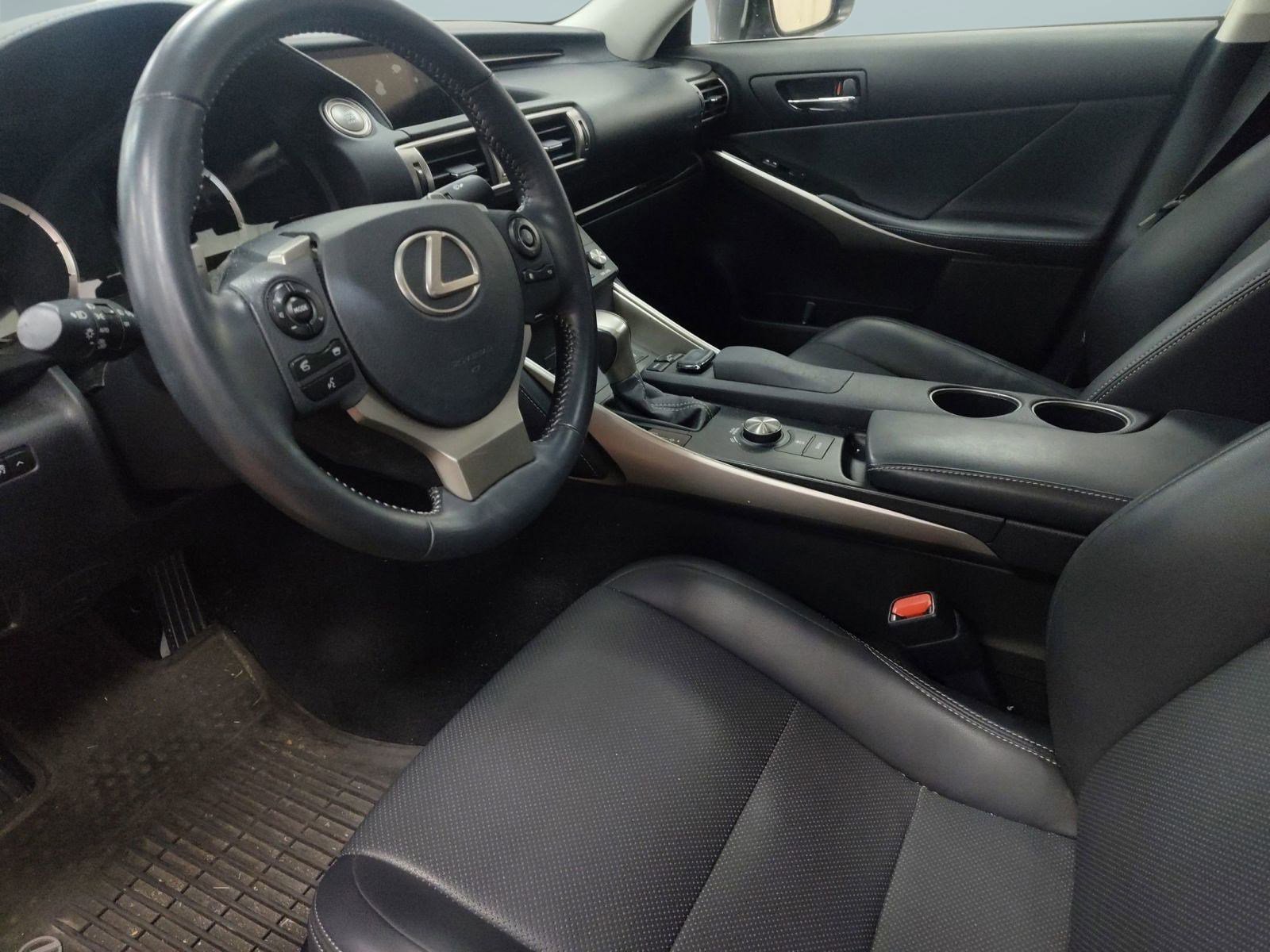 2015 Lexus IS 350 photo 4