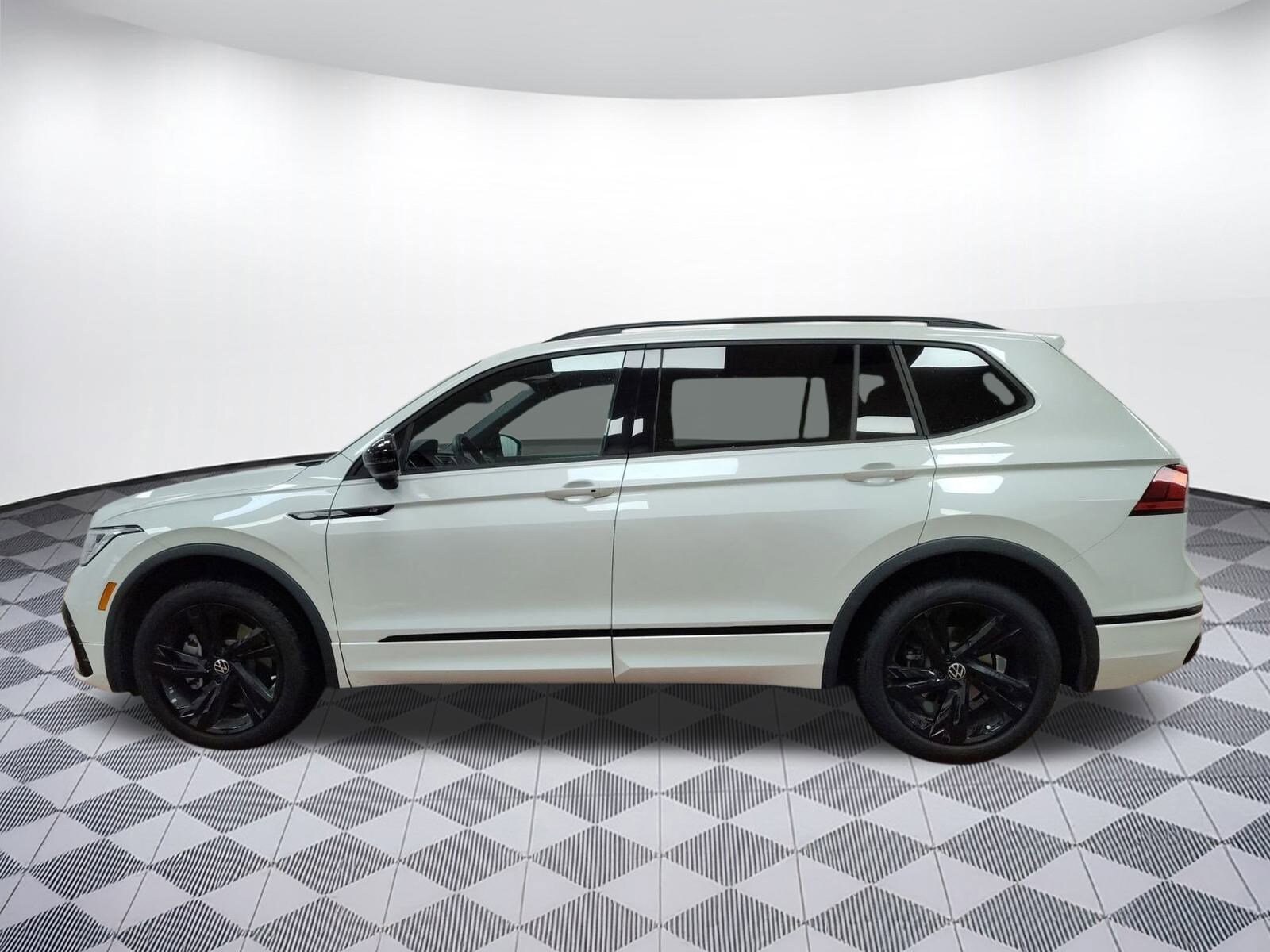 2024 Volkswagen Tiguan SE R-Line Black photo 2