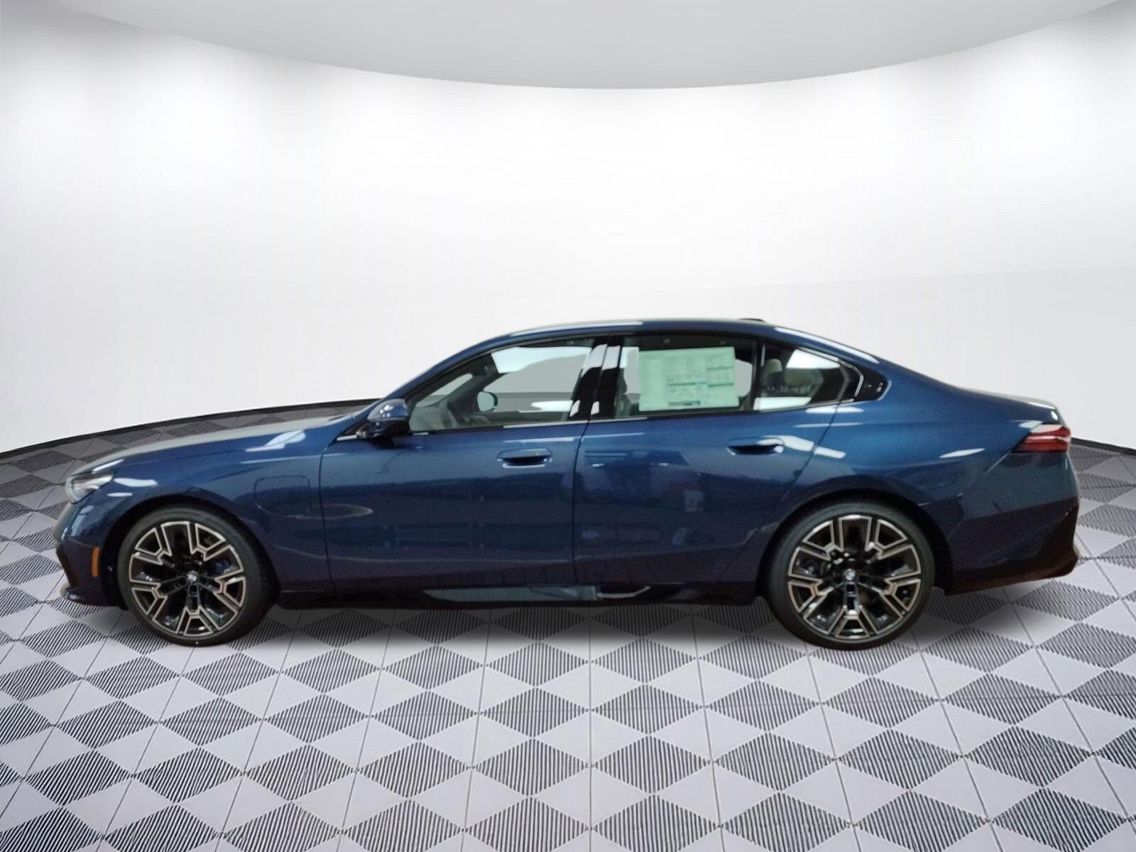 2026 Bmw 550e xDrive photo 2