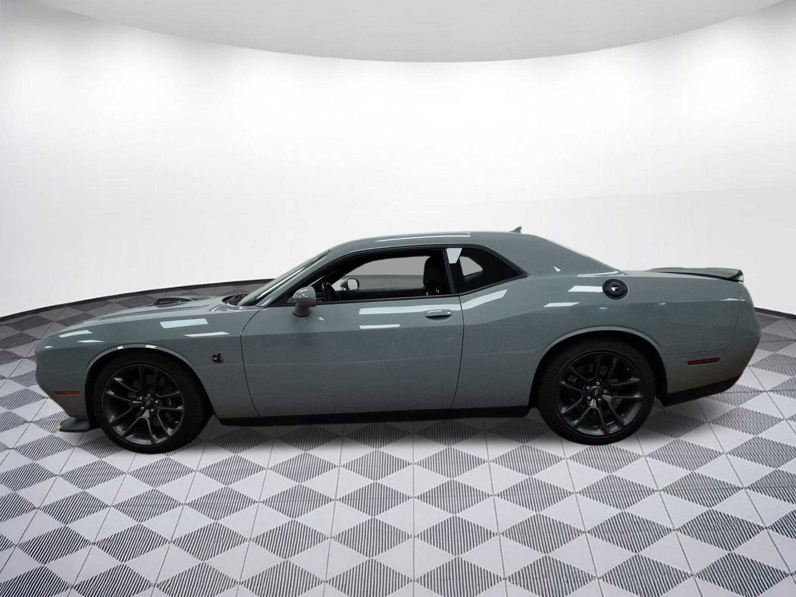 2022 Dodge Challenger R/T Scat Pack photo 2