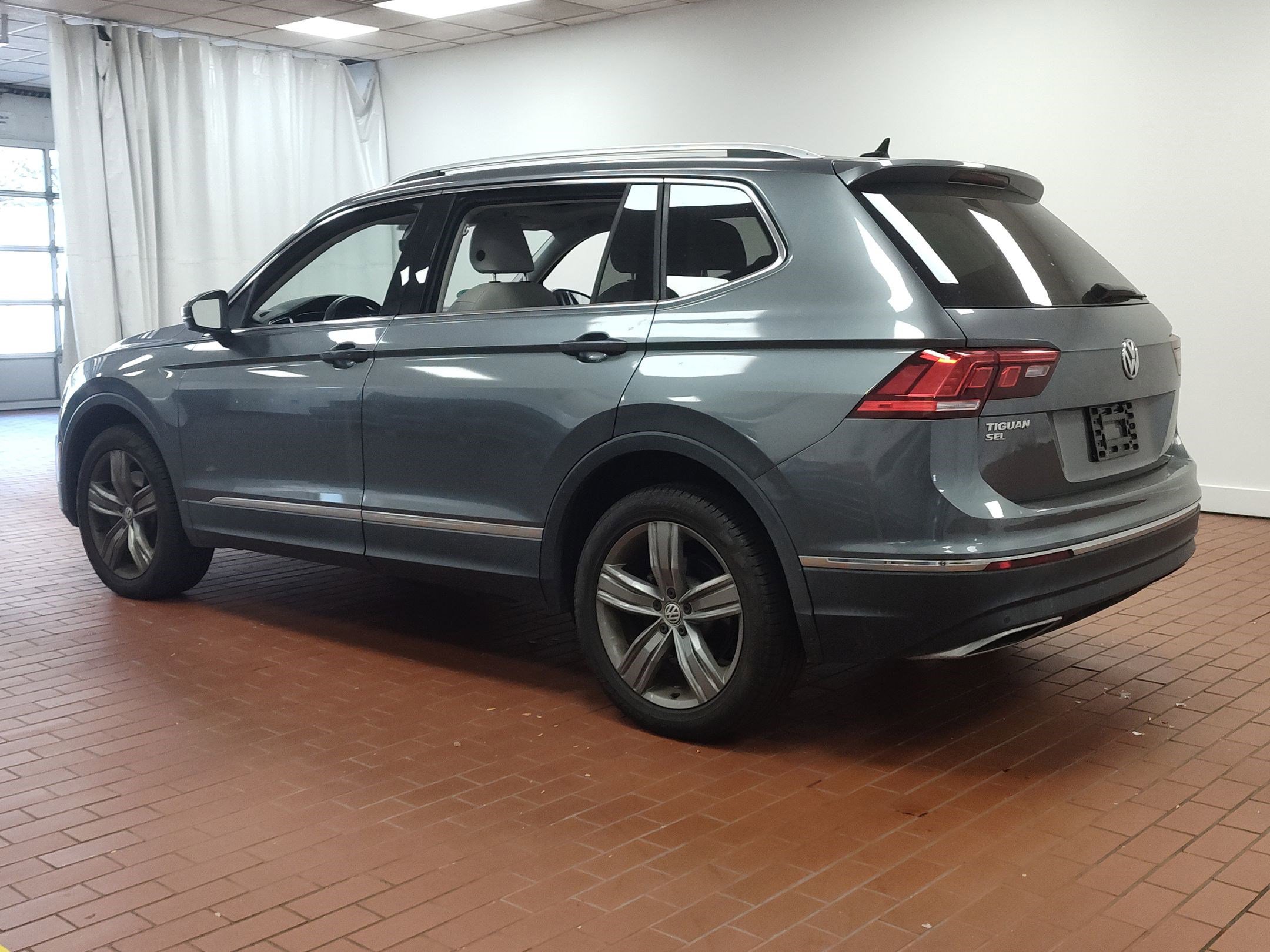 2020 Volkswagen Tiguan SEL photo 3