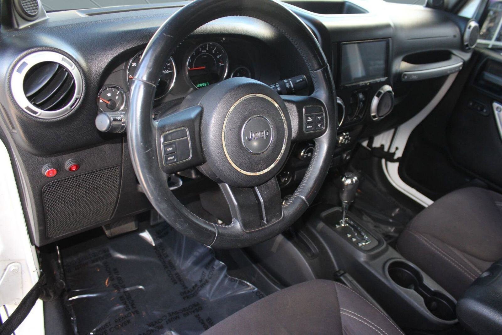 2013 Jeep Wrangler Unlimited Sahara photo 4