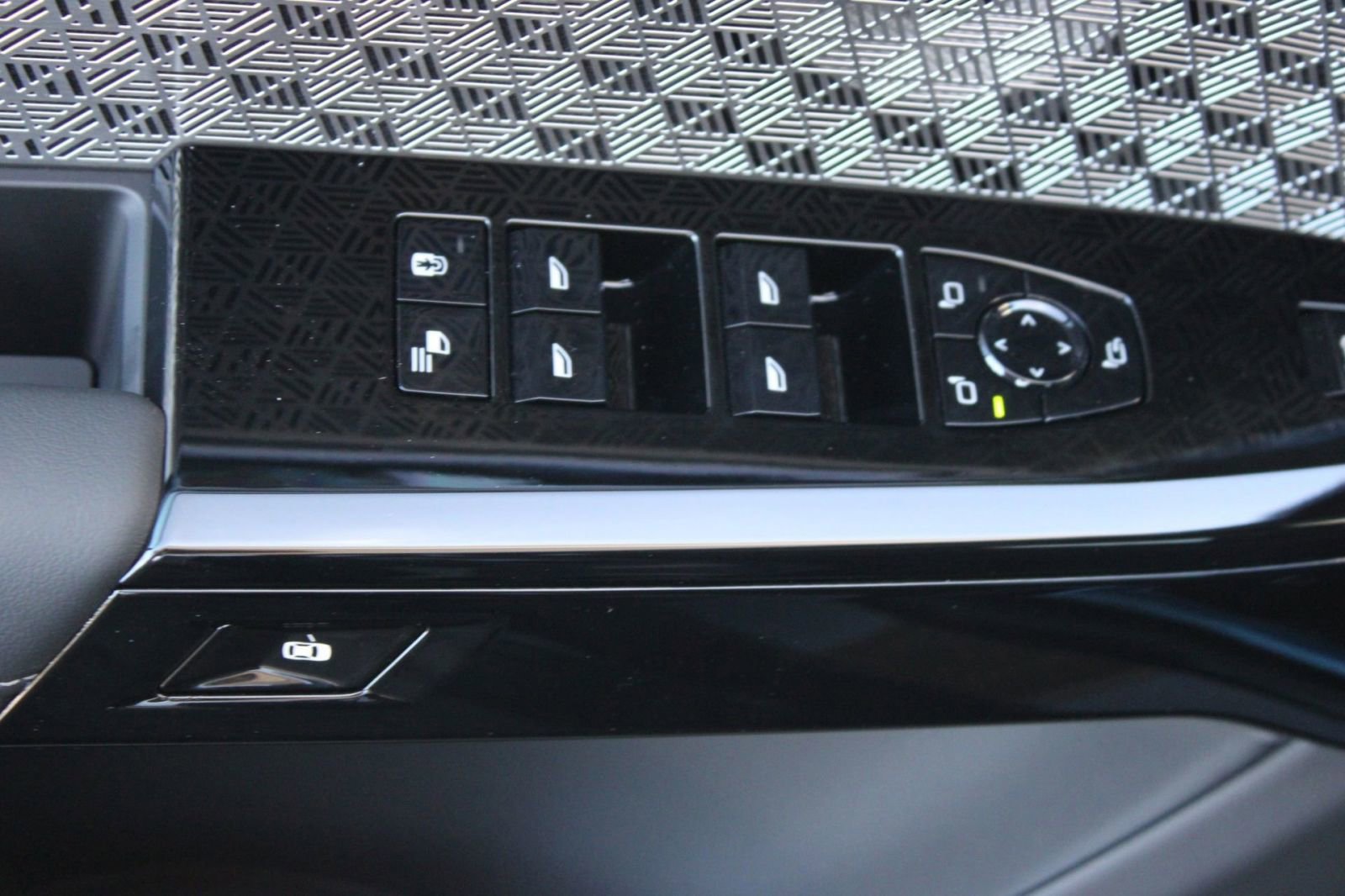 2026 BMW 7 Series 750e - Photo 16