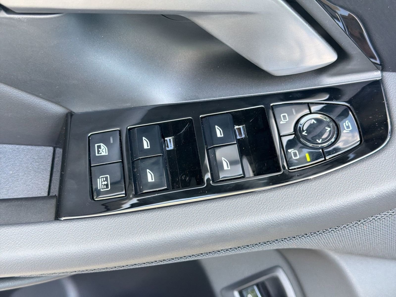 2027 BMW 5 Series 550e - Photo 20