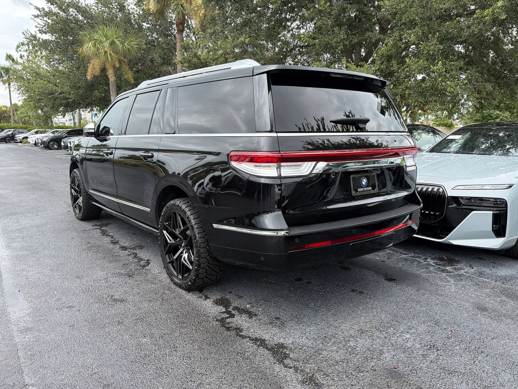 Navigator L Black Label SUV