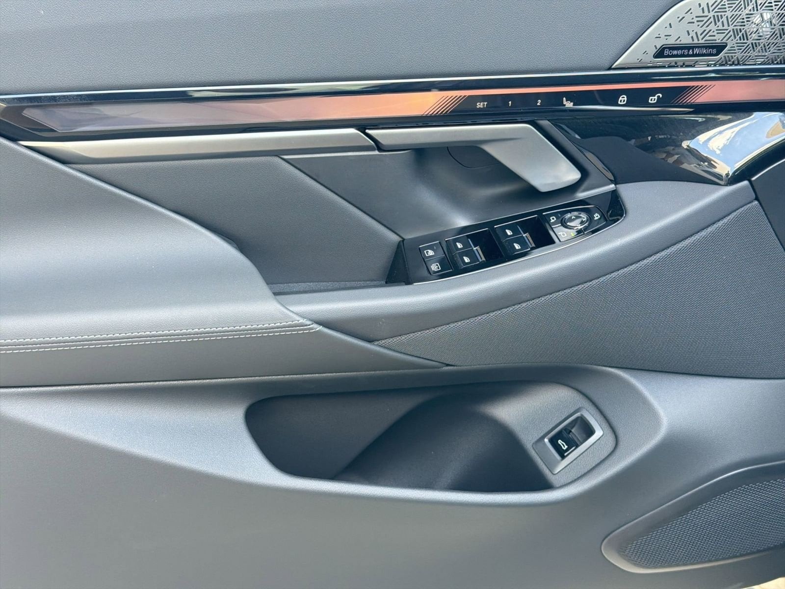 2027 BMW 5 Series 550e - Photo 13