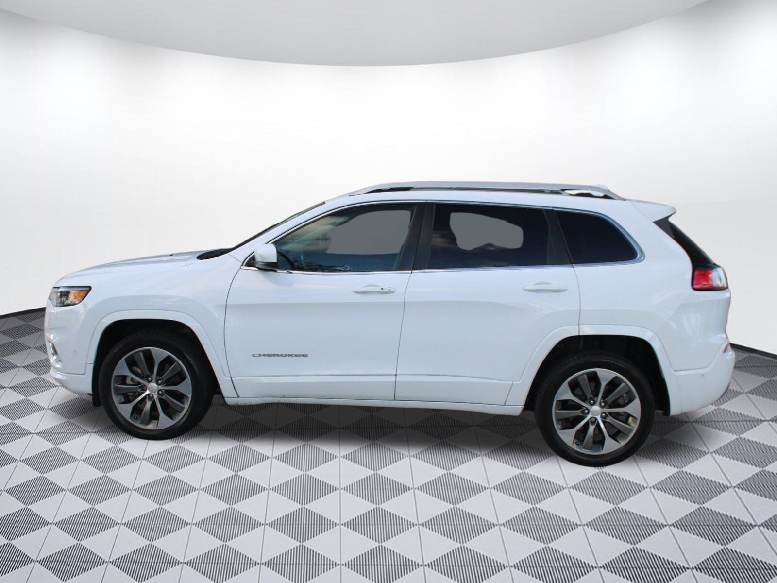 2019 Jeep Cherokee Overland photo 2