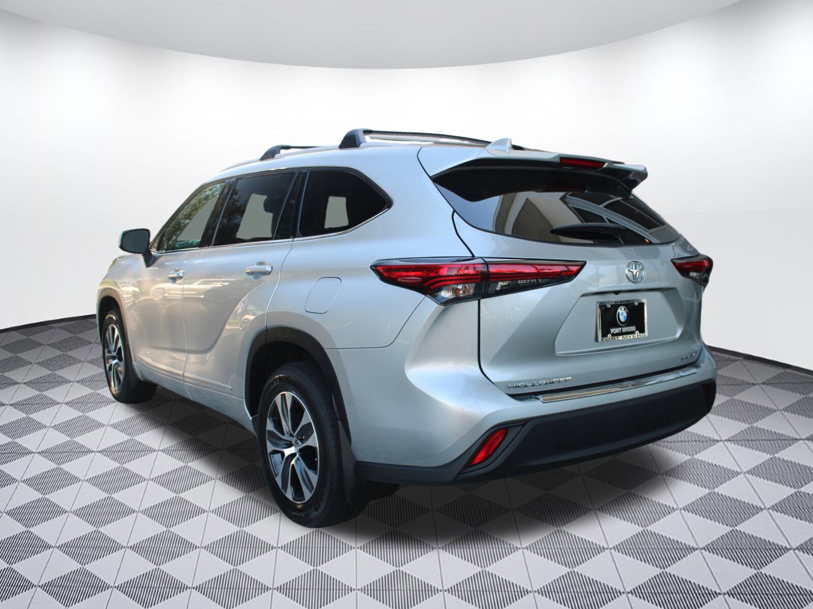 2022 Toyota Highlander XLE photo 3