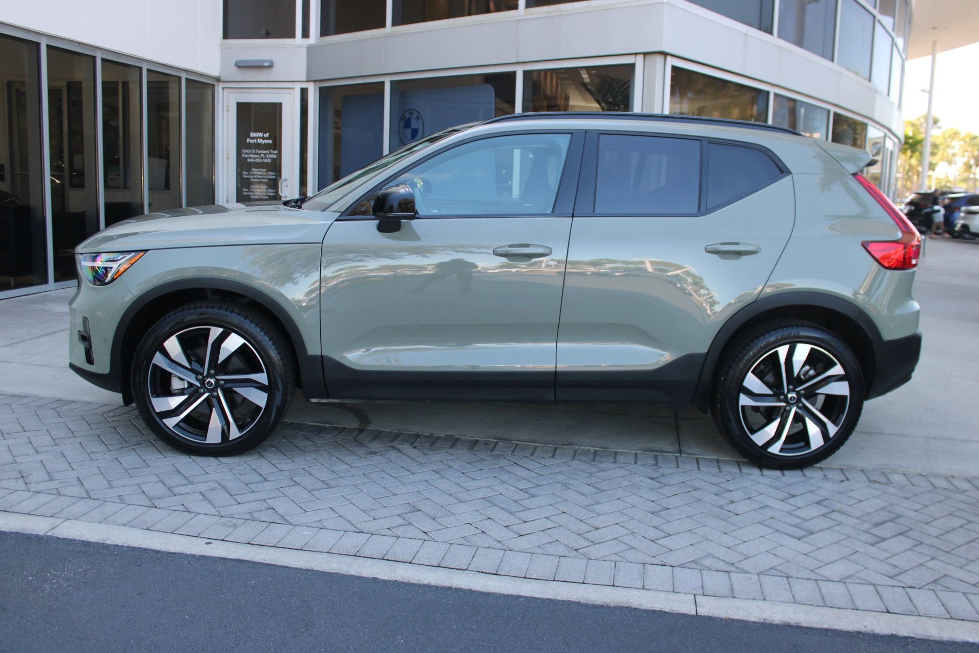 2024 Volvo XC40 Ultimate photo 2