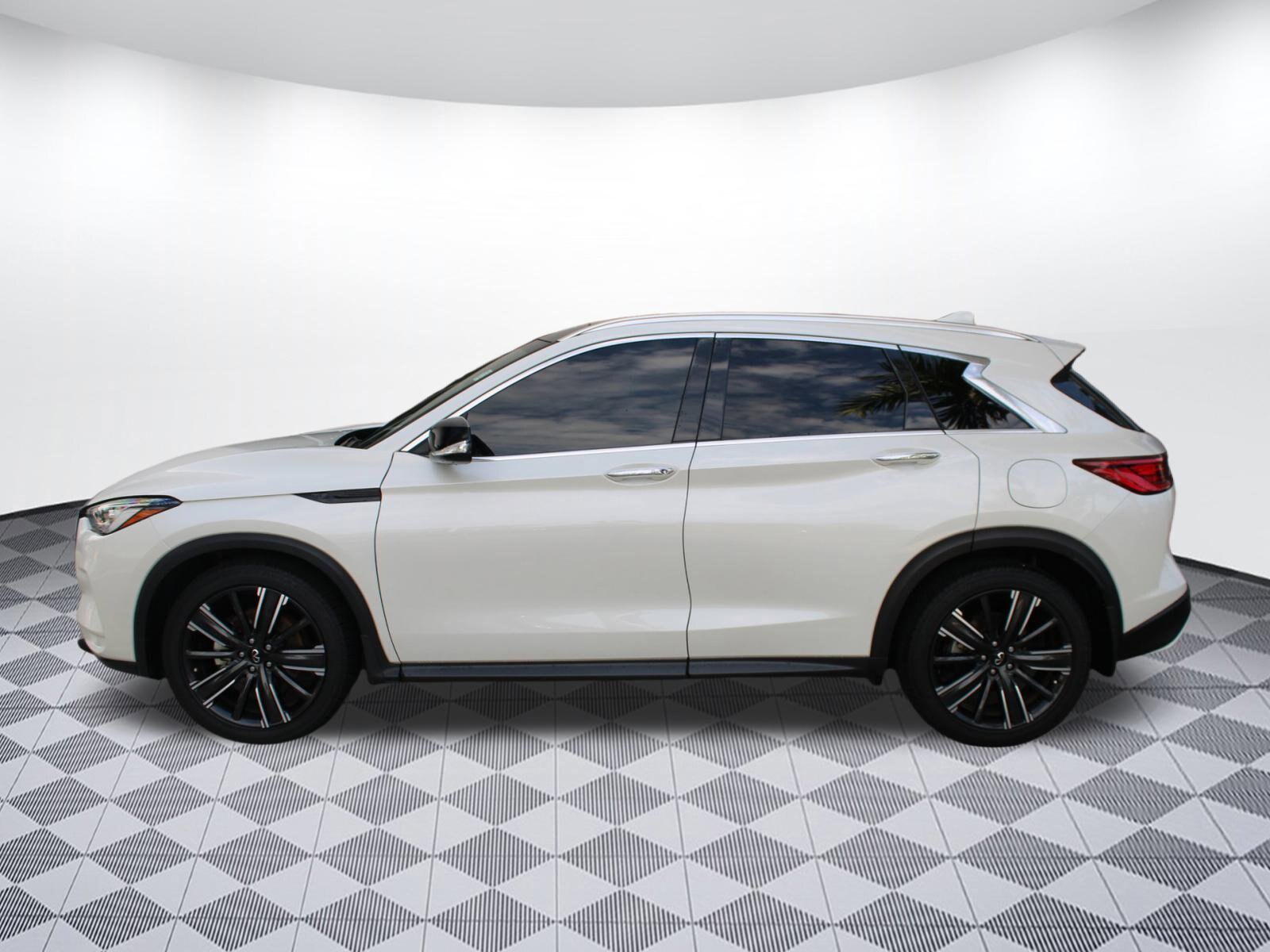 2022 Infiniti QX50 Luxe photo 2
