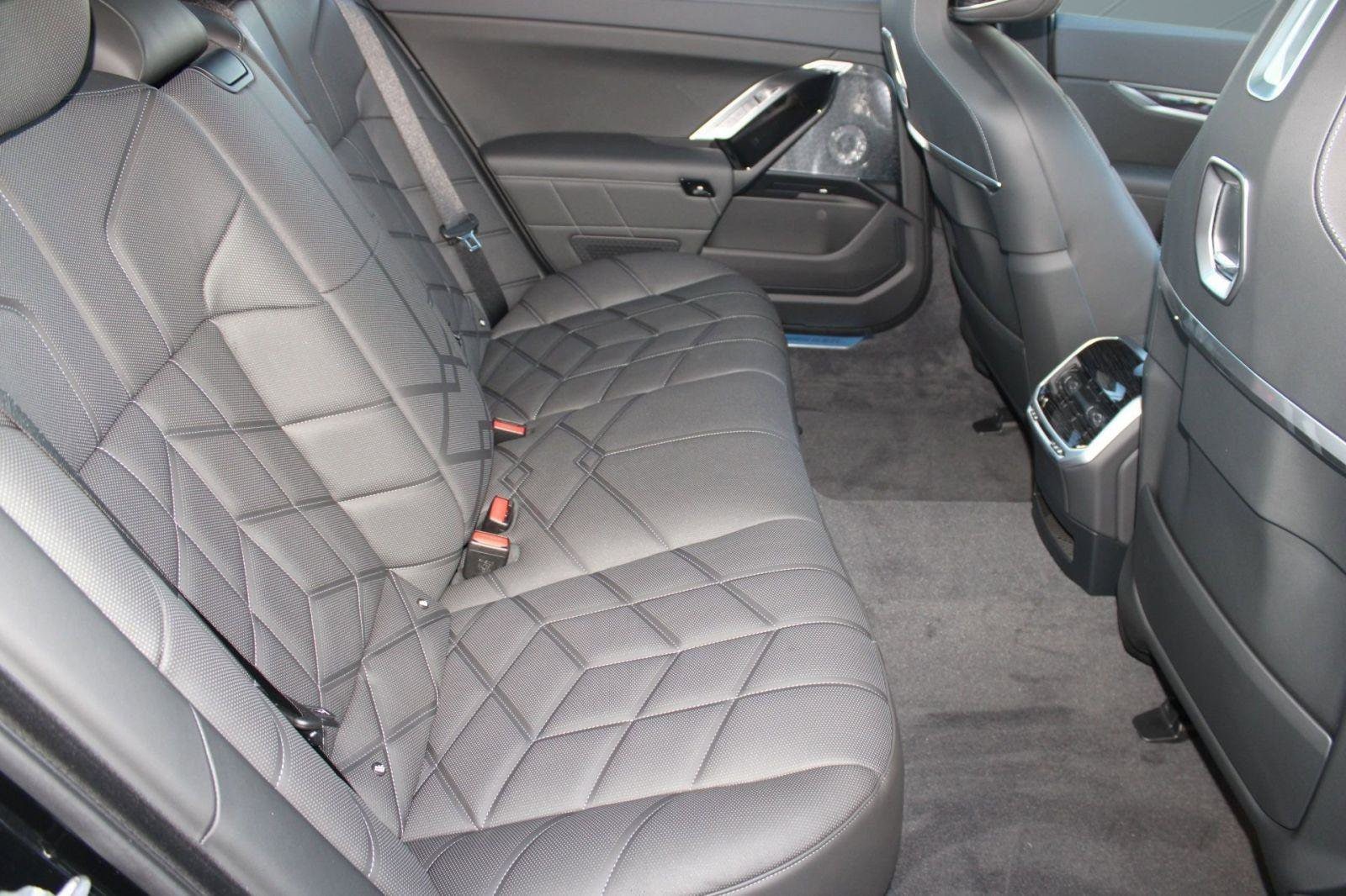 2026 BMW 7 Series 750e - Photo 30