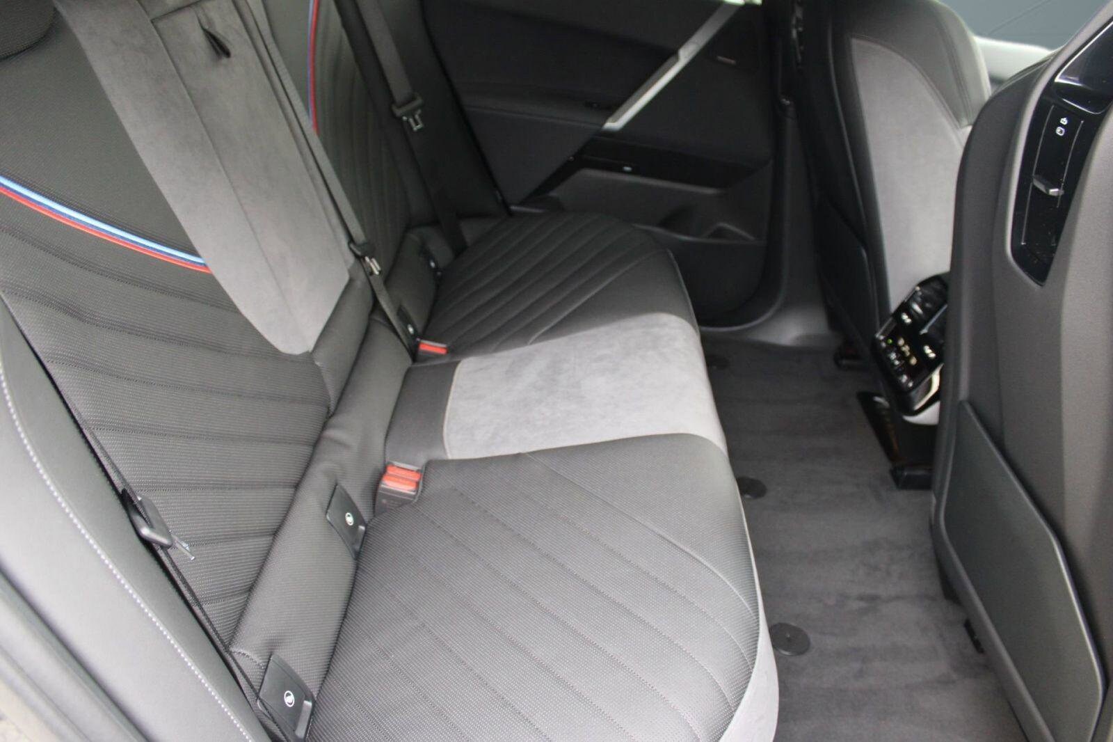 2026 BMW iX 45 - Photo 31