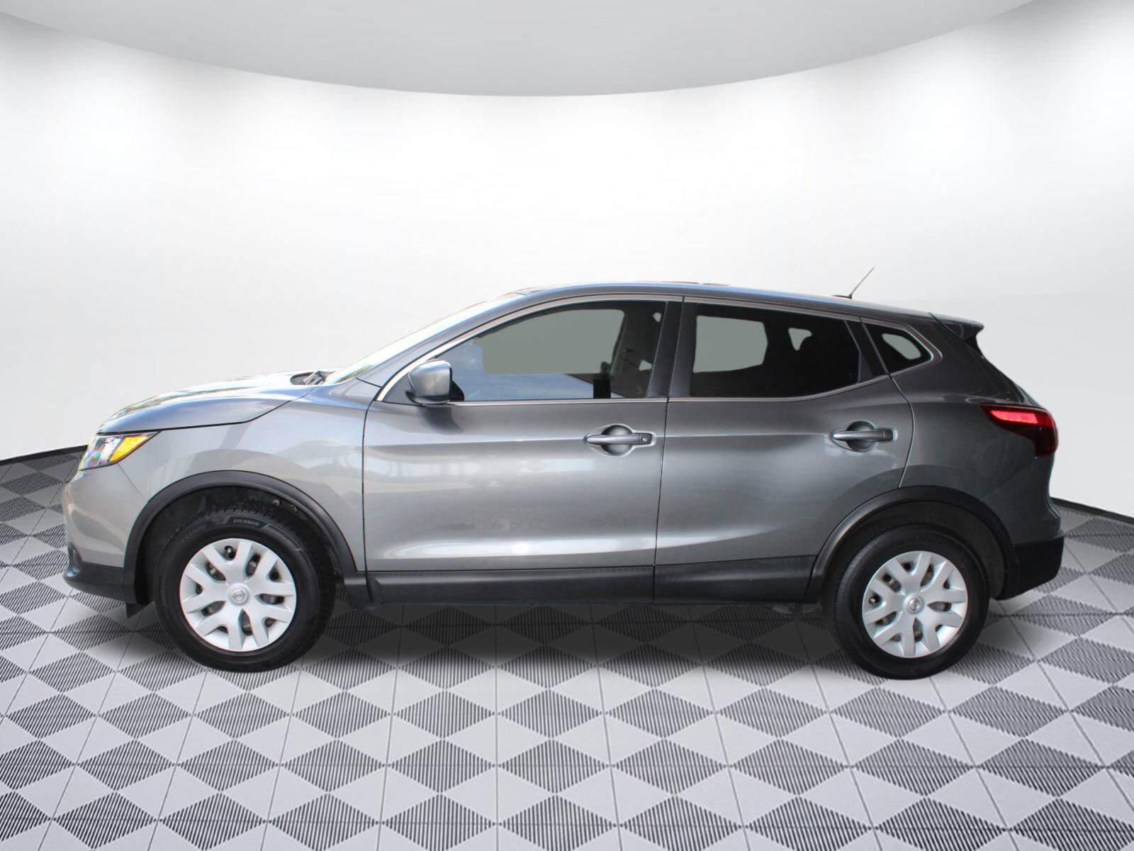 2019 Nissan Rogue Sport S photo 2