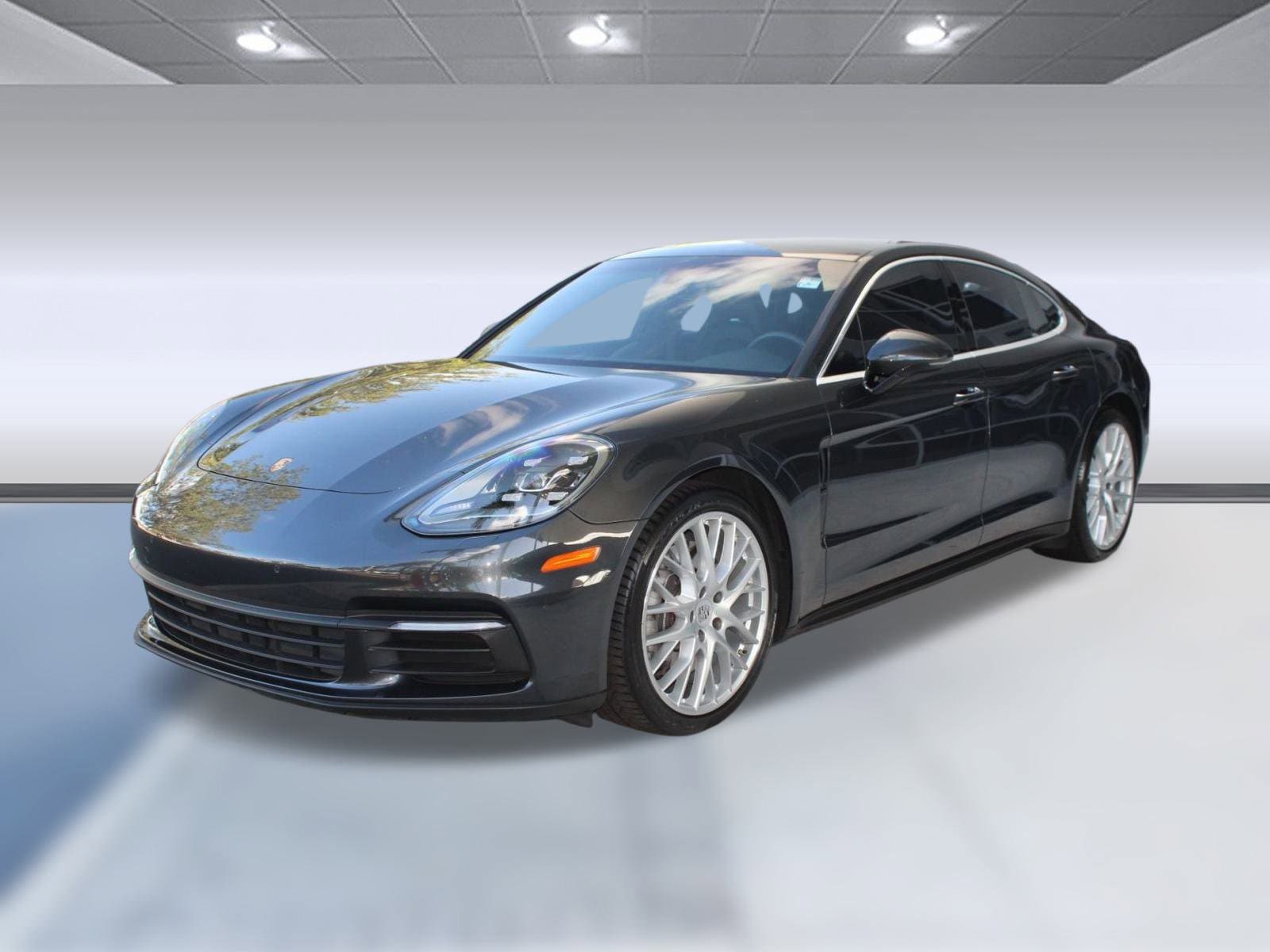 2018 Porsche Panamera Base's photo