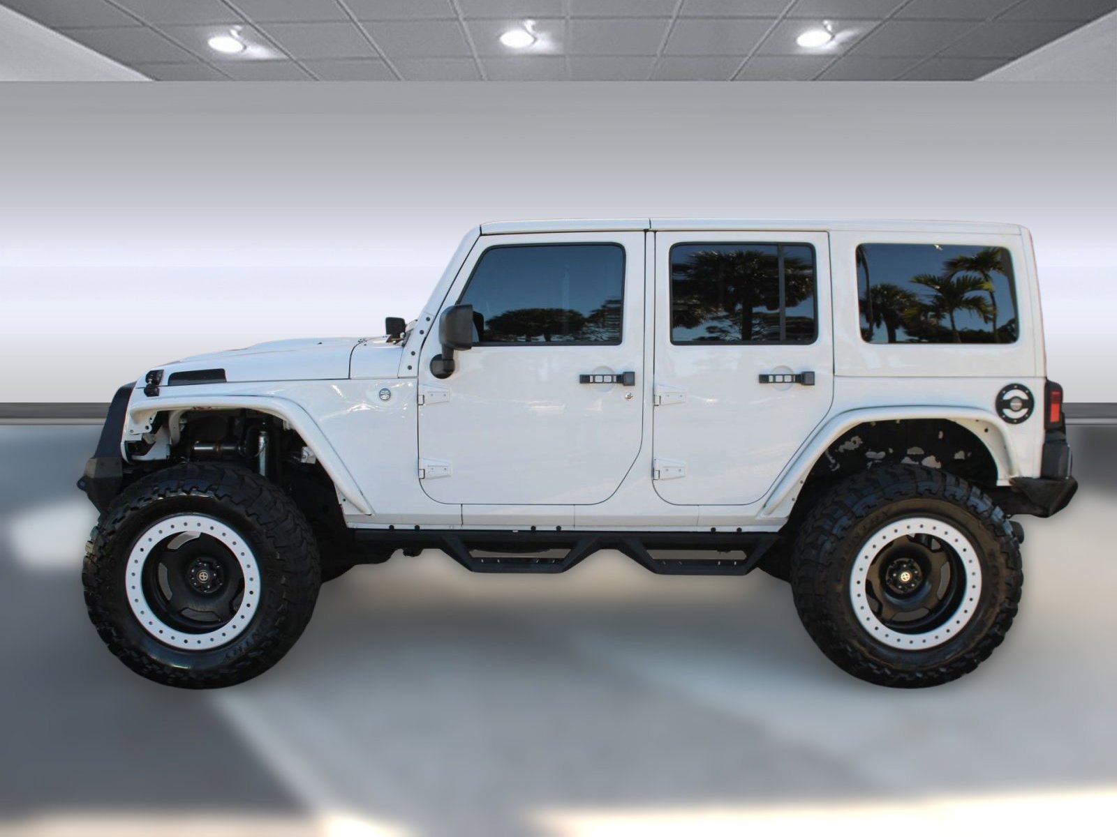 2013 Jeep Wrangler Unlimited Sahara photo 2