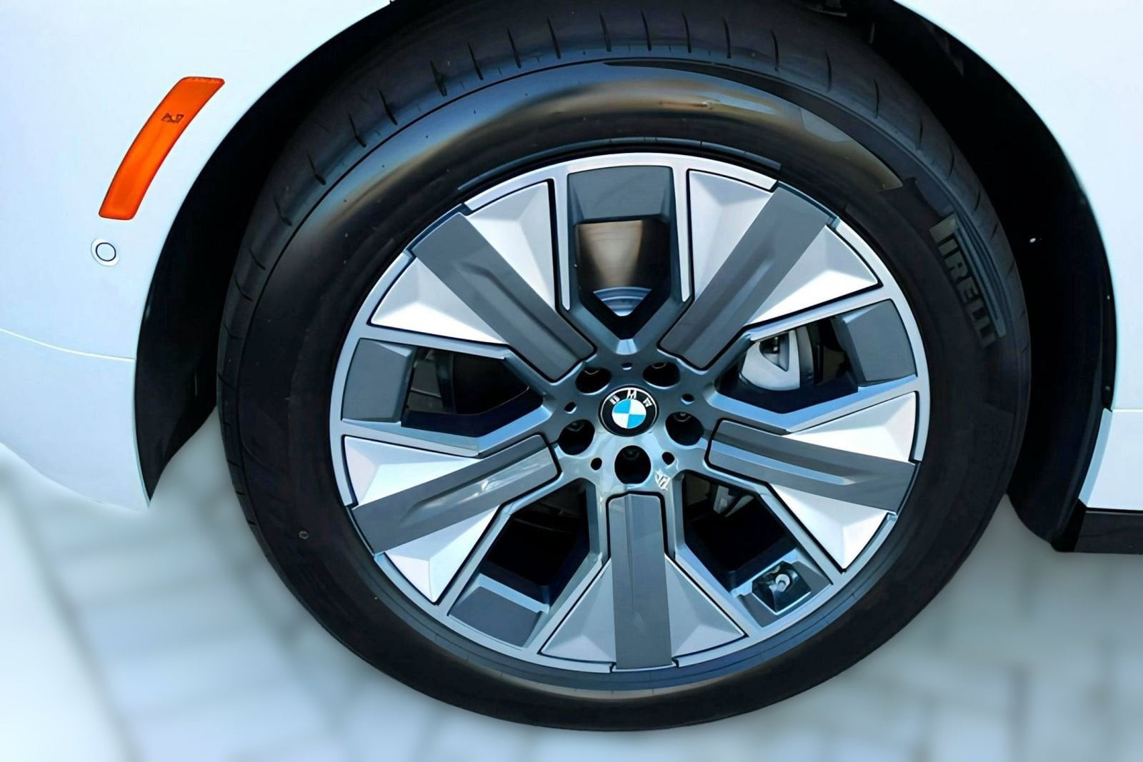 2026 BMW iX 60 - Photo 12