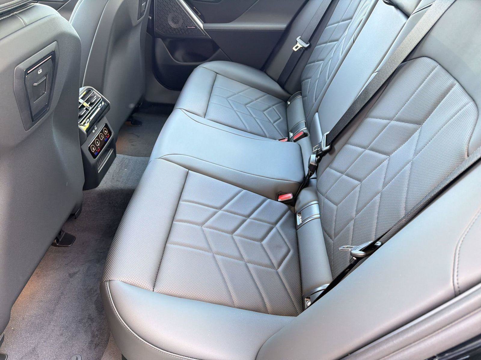 2027 BMW 5 Series 550e - Photo 15