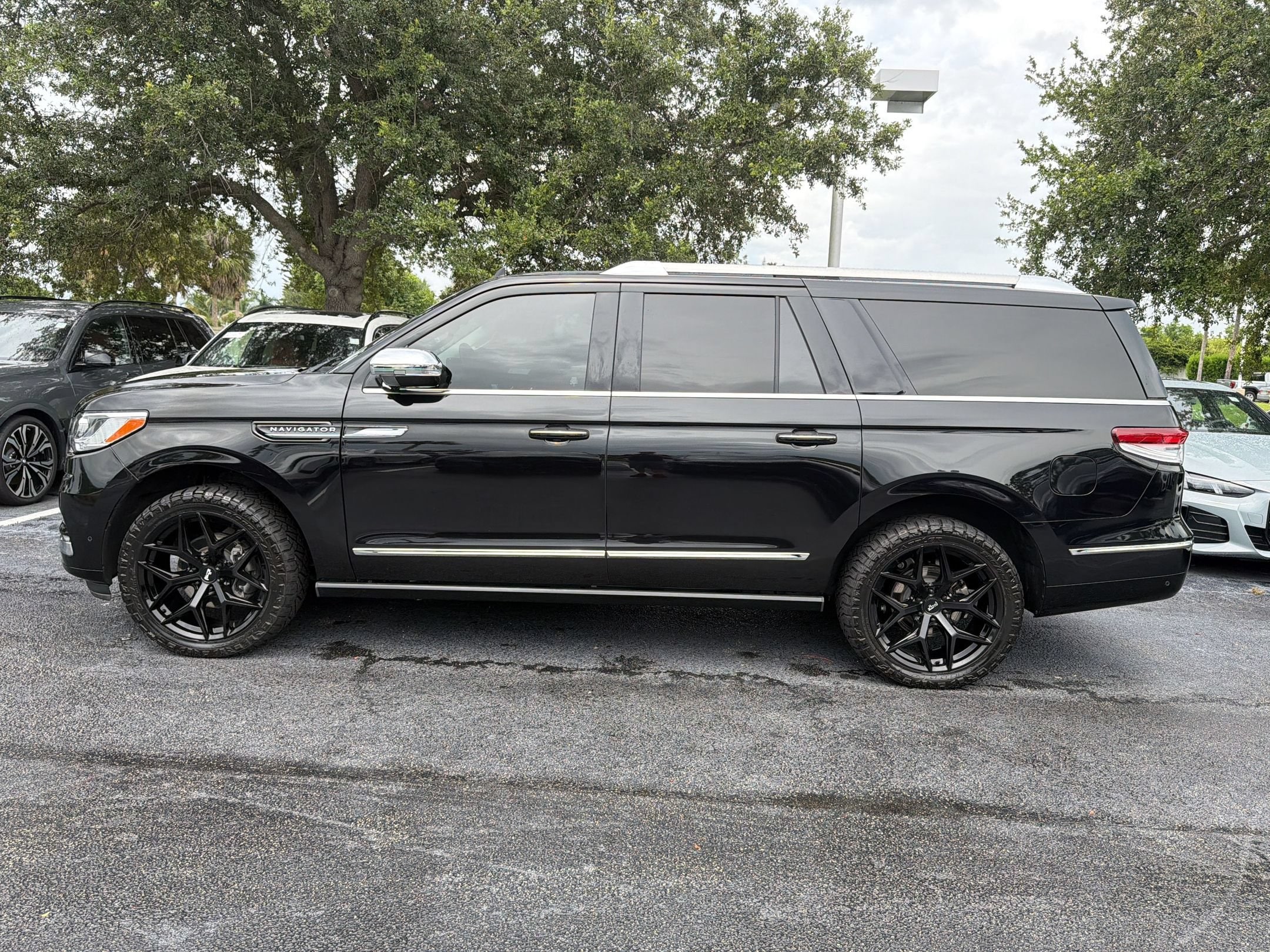 Navigator L Black Label SUV