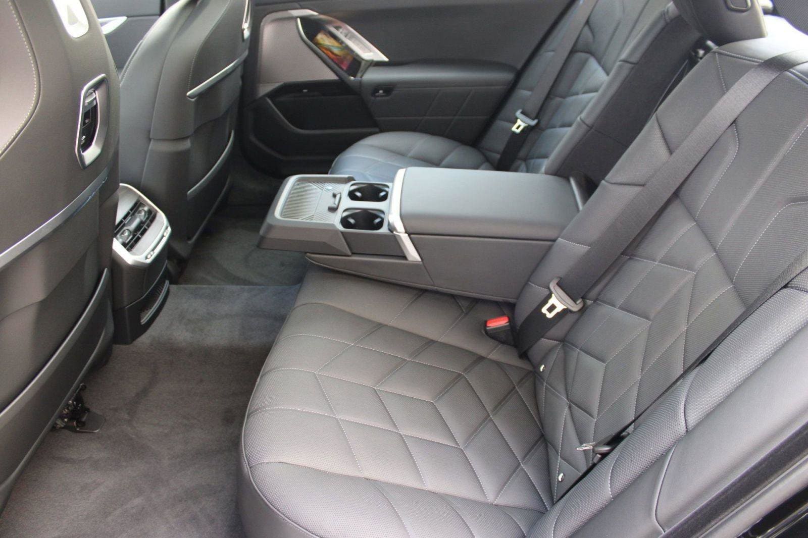 2026 BMW 7 Series 750e - Photo 27