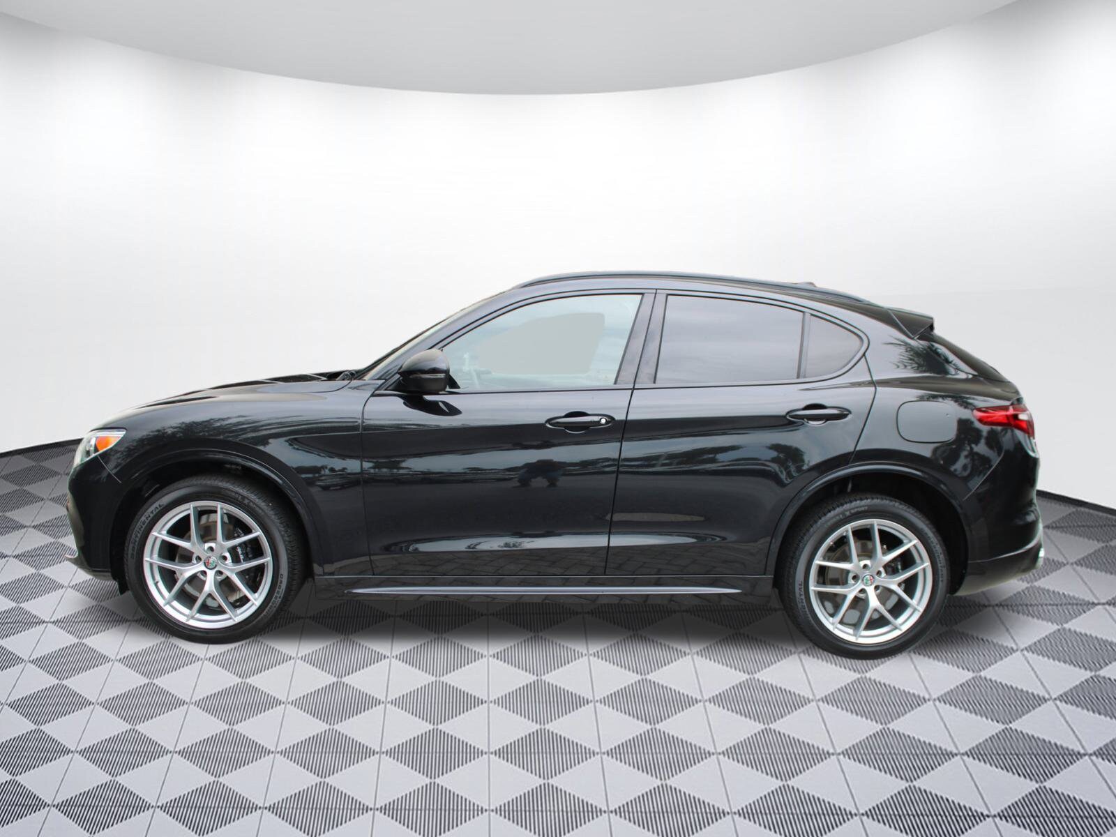 2020 Alfa Romeo Stelvio Ti Sport photo 2