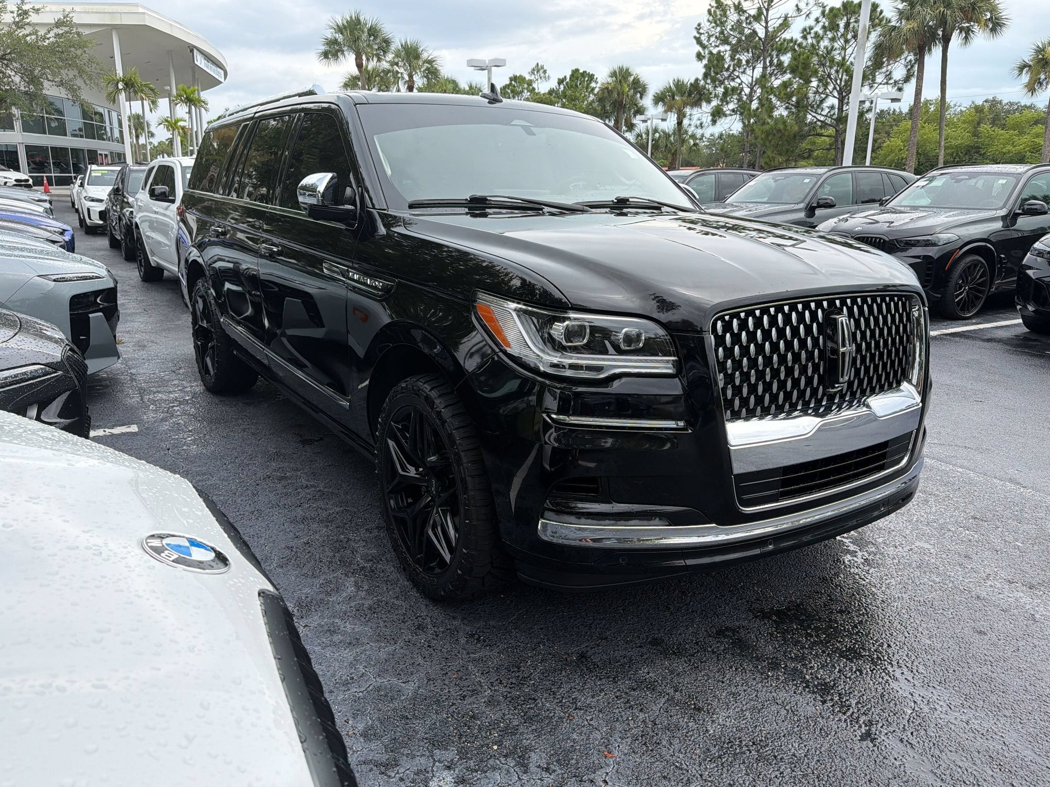 Navigator L Black Label SUV