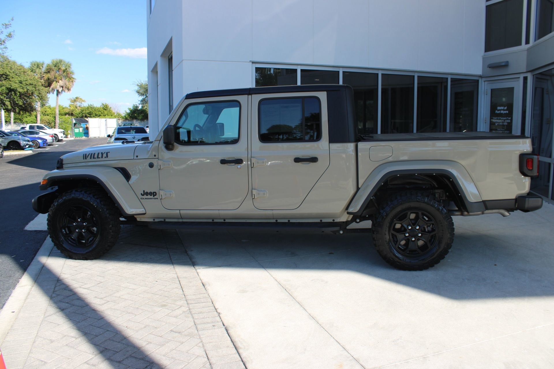 2022 Jeep Gladiator Willys photo 2