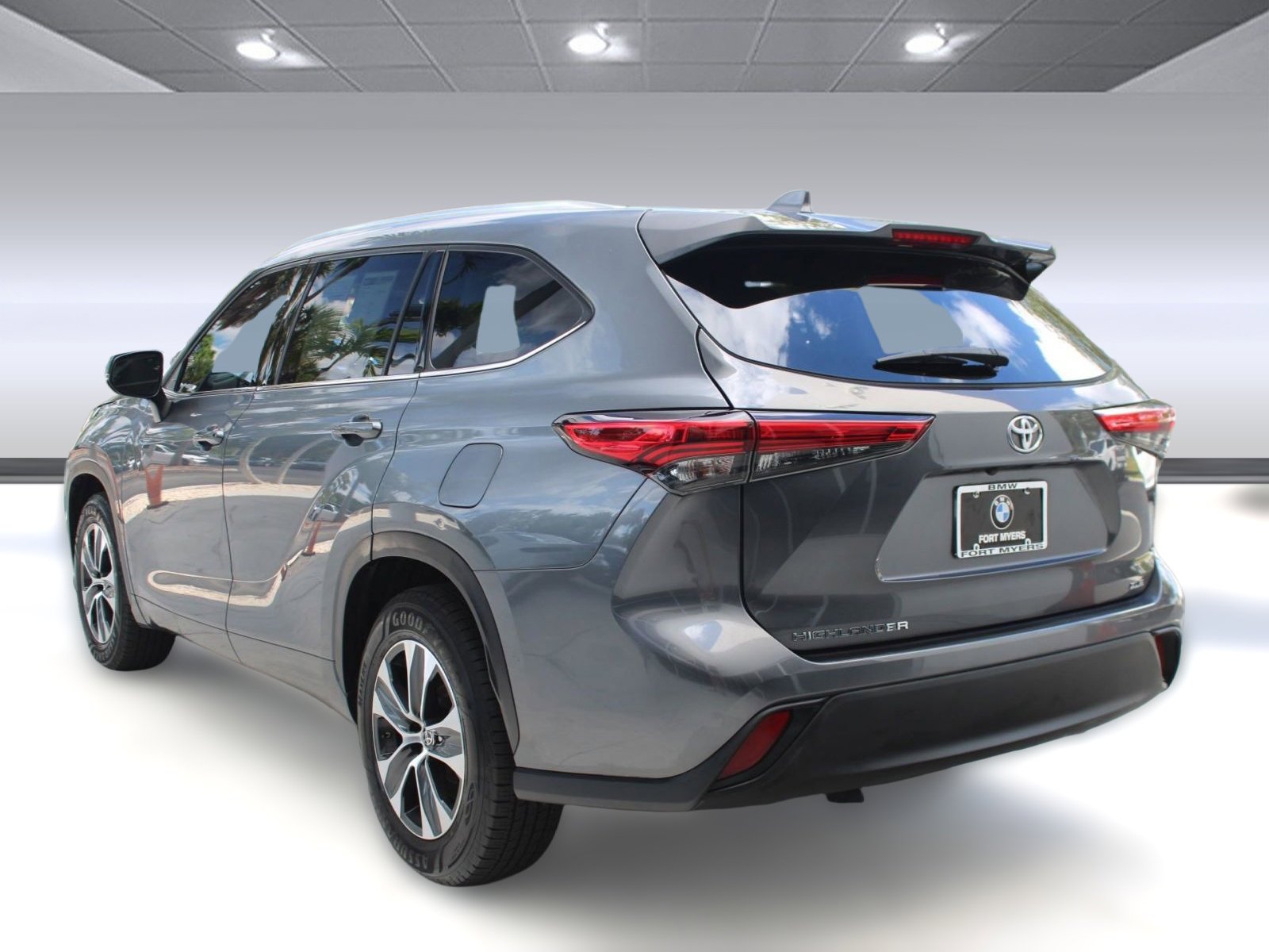 2020 Toyota Highlander XLE photo 2