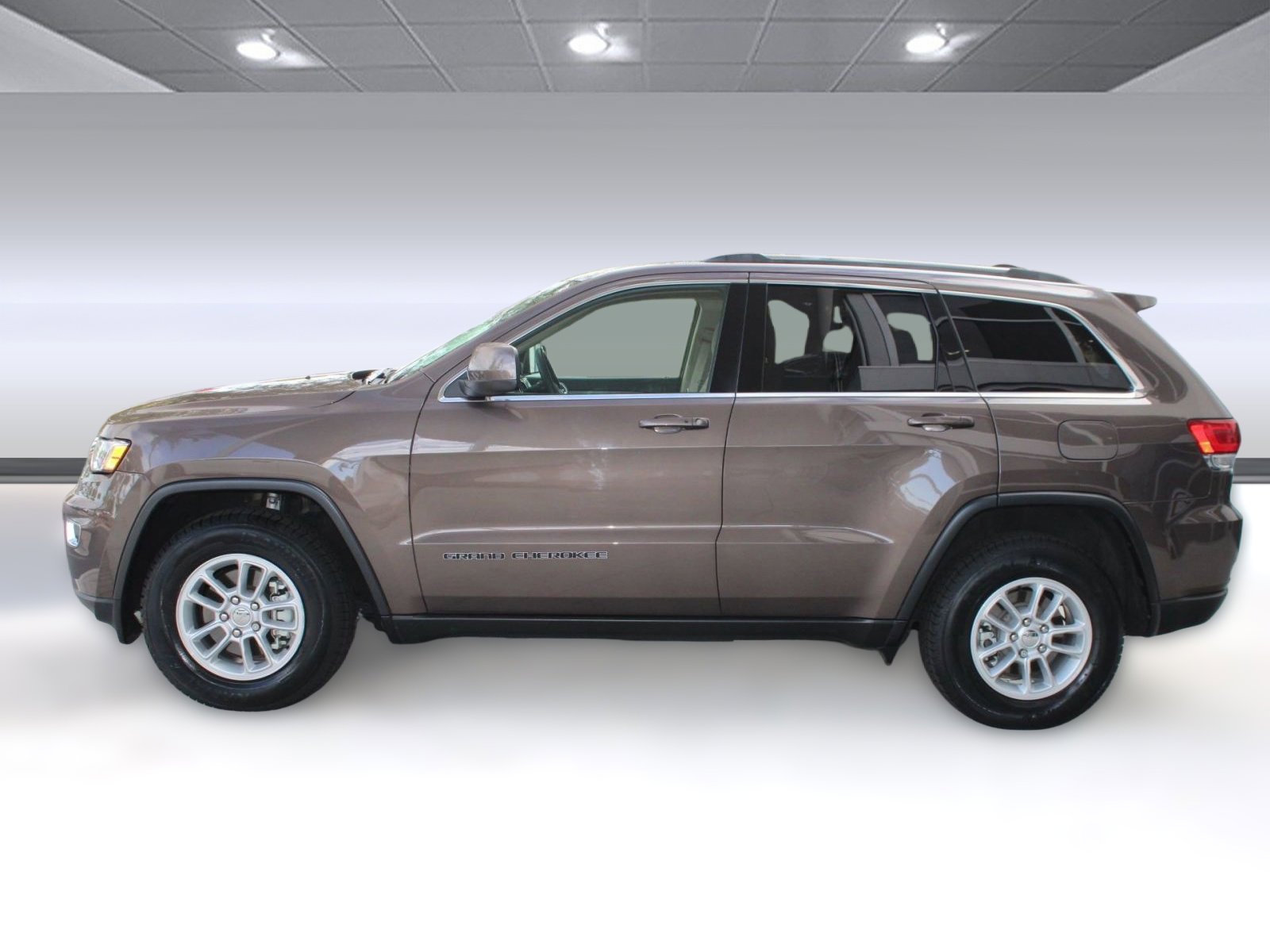 2019 Jeep Grand Cherokee Laredo E photo 2