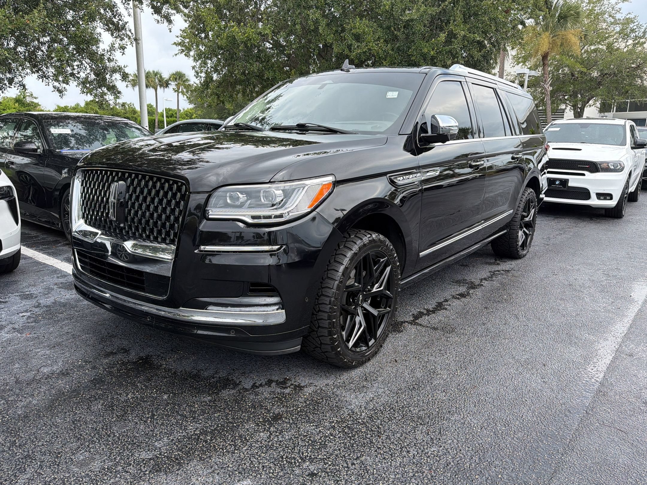 Navigator L Black Label SUV