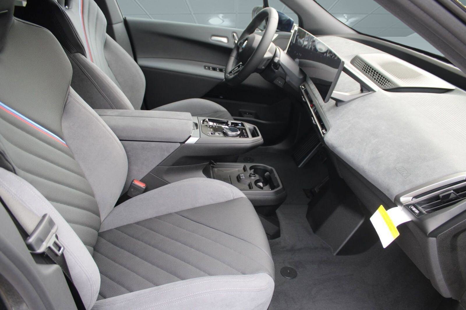 2026 BMW iX 45 - Photo 32