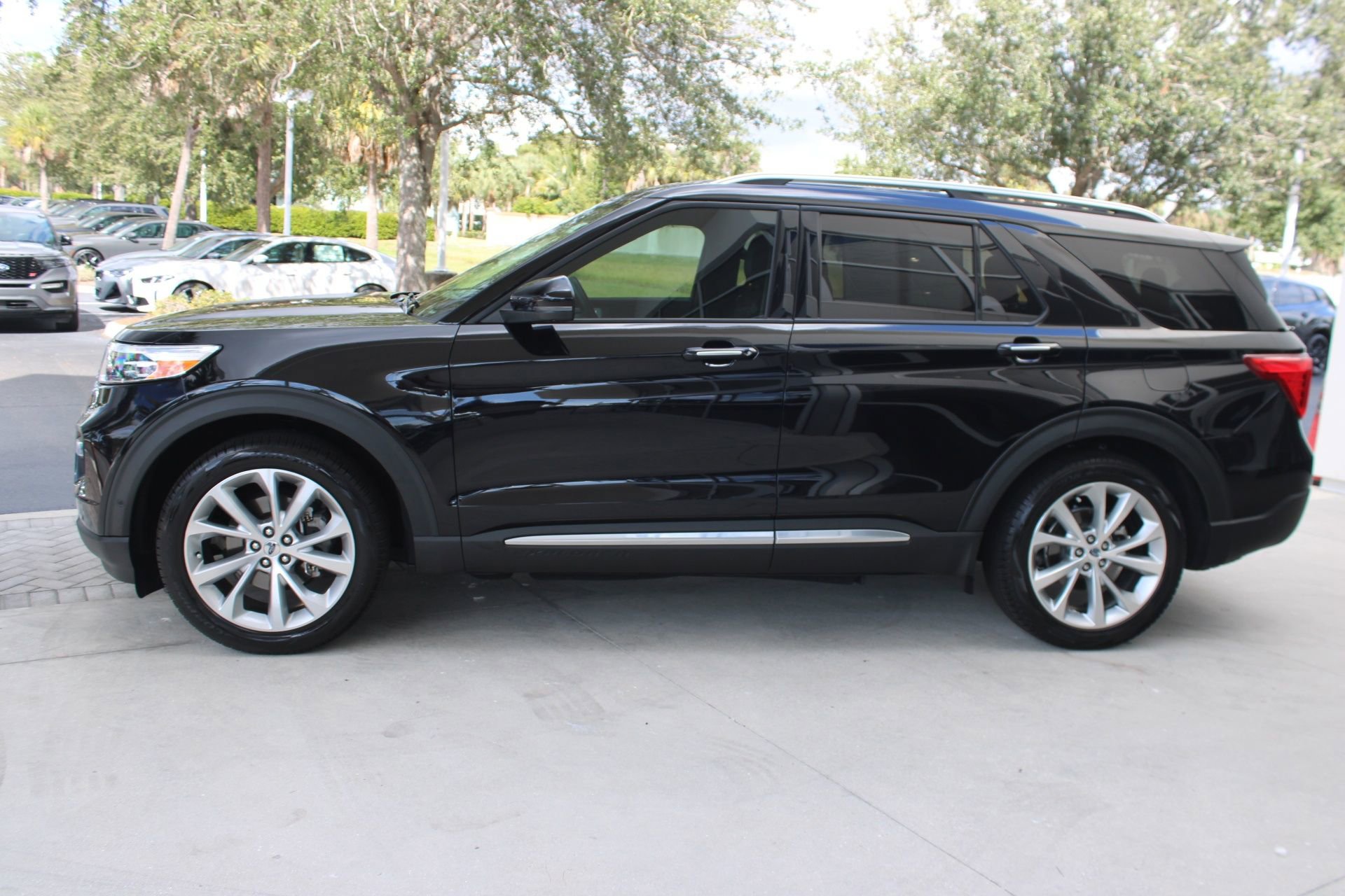 2022 Ford Explorer Platinum photo 2