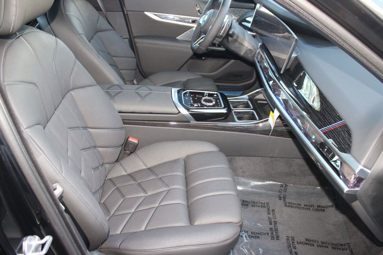 2026 BMW 7 Series 750e - Photo 31
